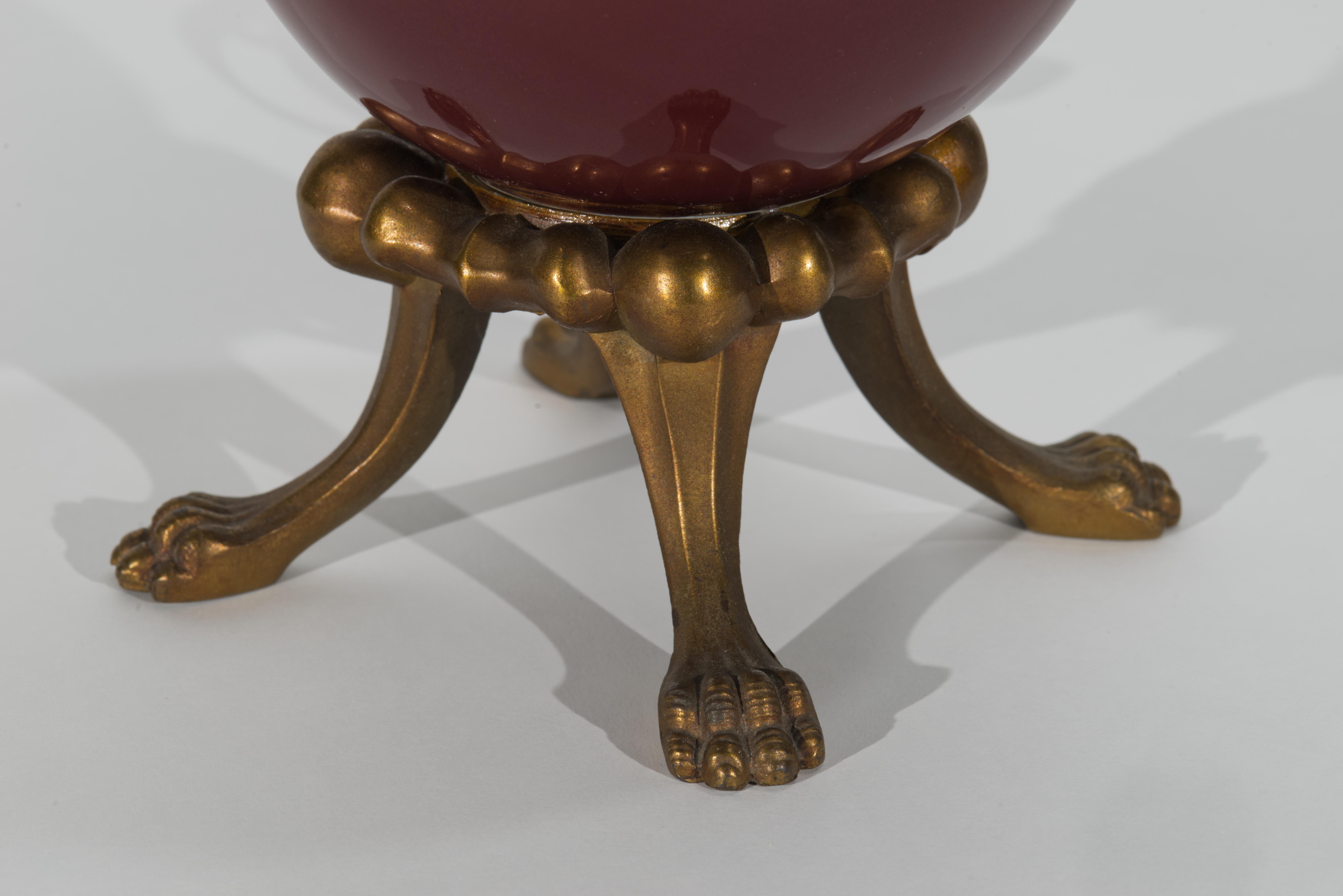 Chinoiserie Oxblood Red Ginger Jar Urn Table Lamp on Bronze Claw Foot Base In Good Condition For Sale In Clifton Springs, NY