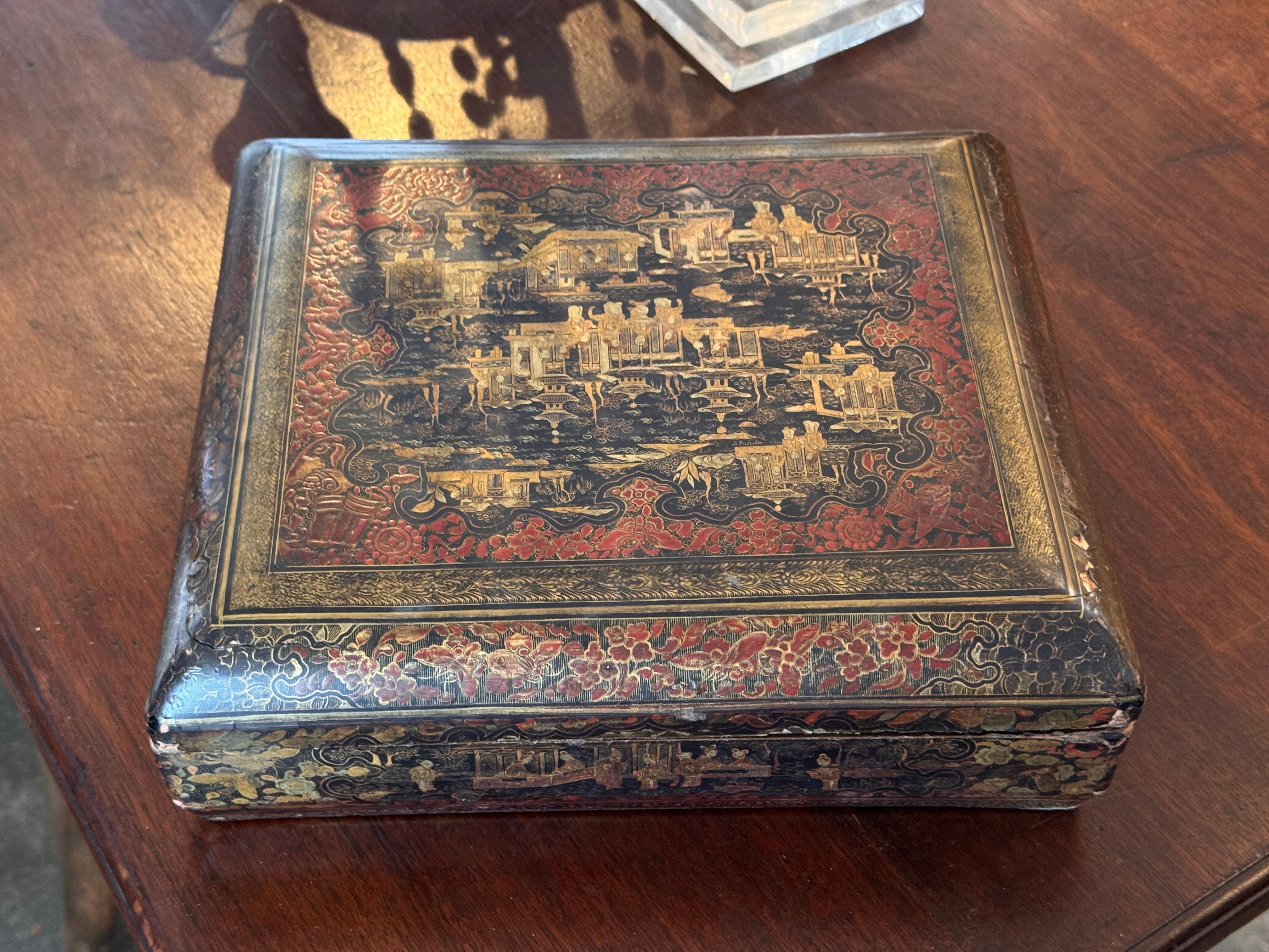 Chinoiserie Painted Lacquer Box With Figural and Floral Decoration (Englisch) im Angebot
