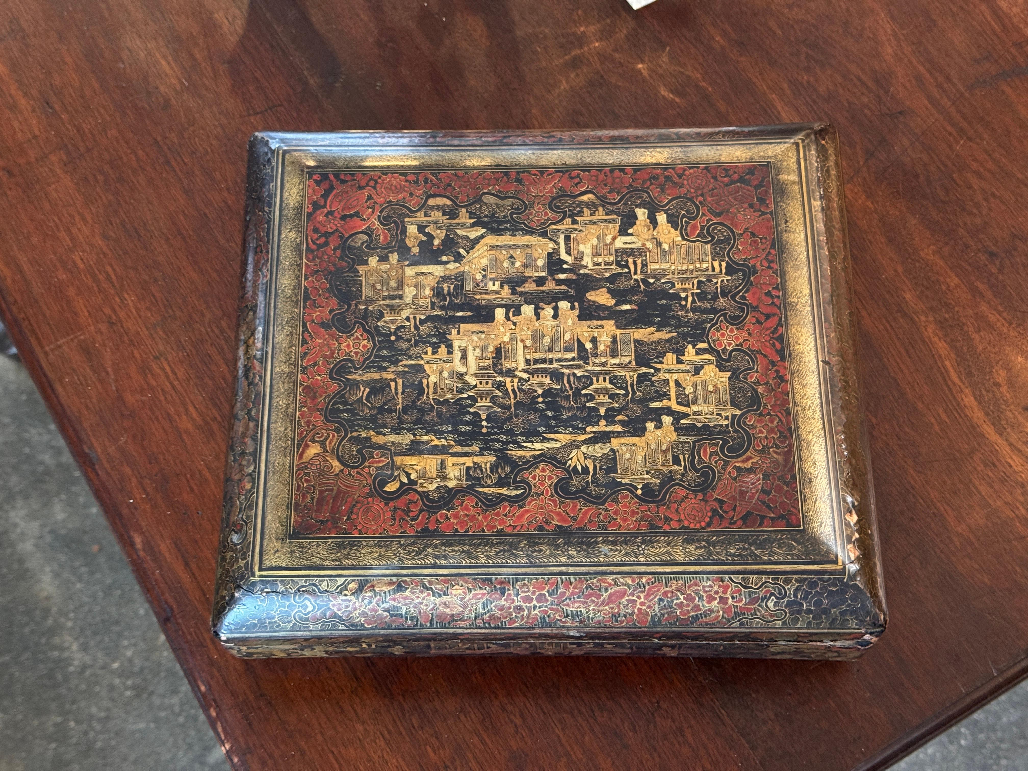Chinoiserie Painted Lacquer Box With Figural and Floral Decoration im Zustand „Gut“ im Angebot in Charlottesville, VA