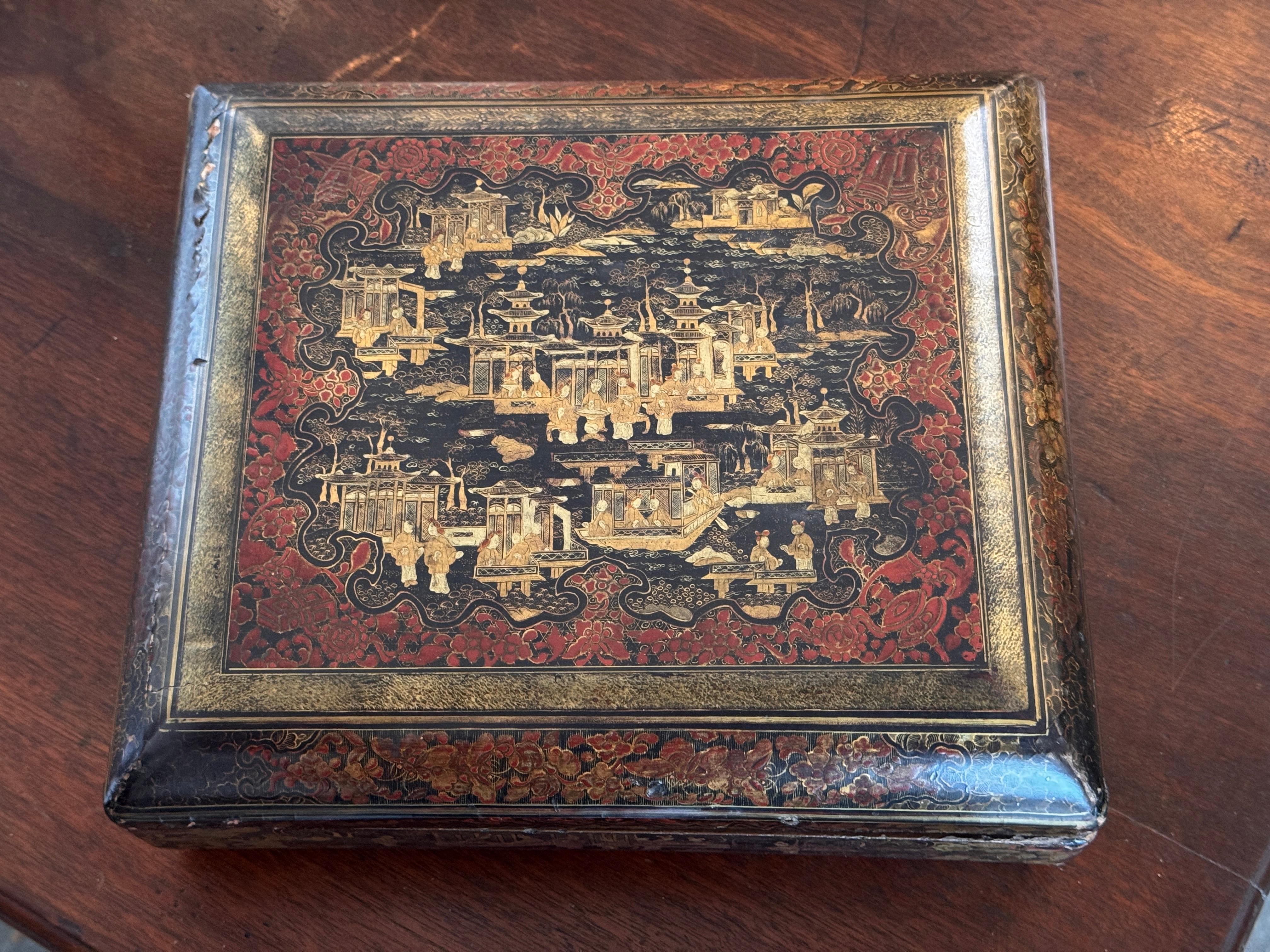 Chinoiserie Painted Lacquer Box With Figural and Floral Decoration (19. Jahrhundert) im Angebot