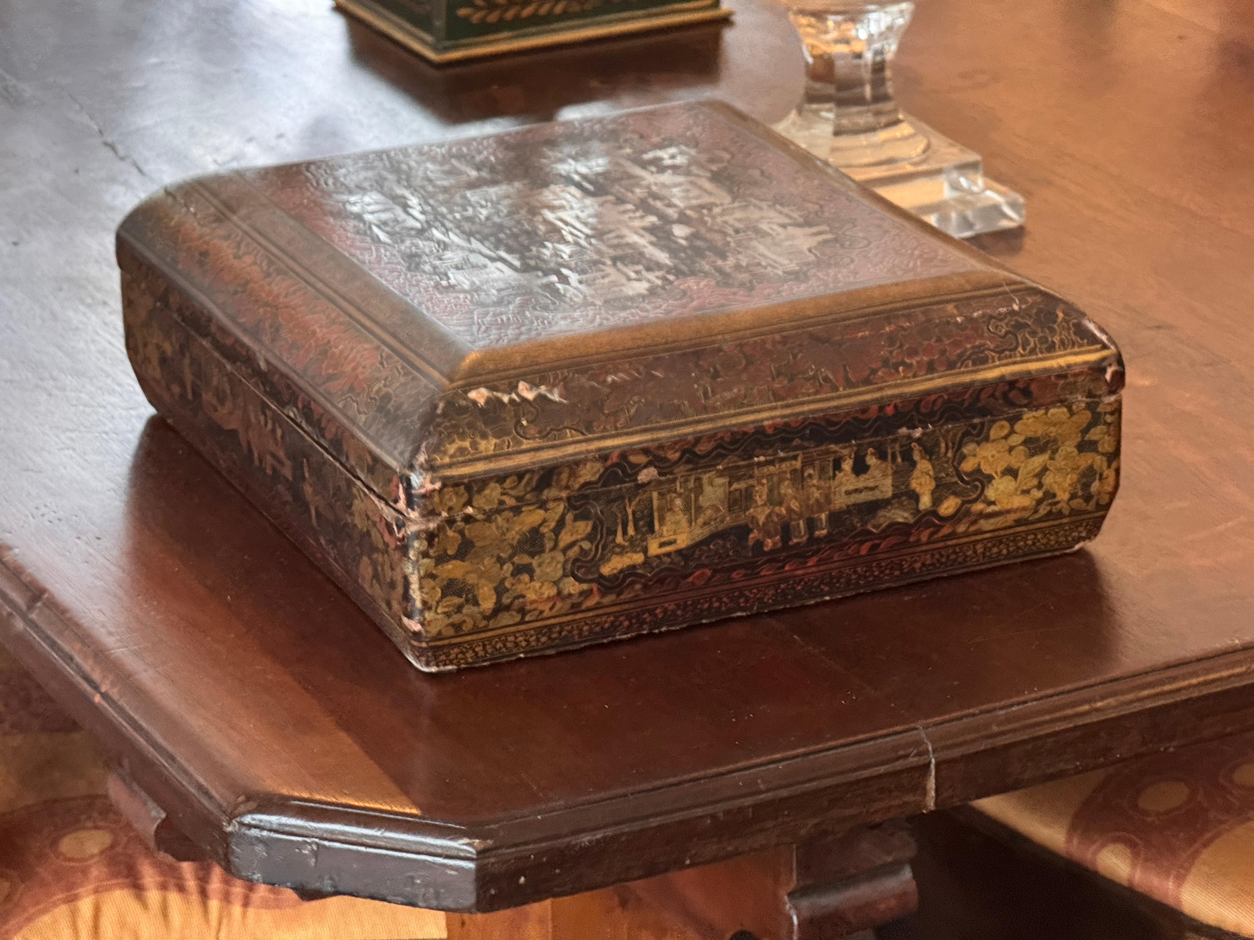 Chinoiserie Painted Lacquer Box With Figural and Floral Decoration (Holz) im Angebot