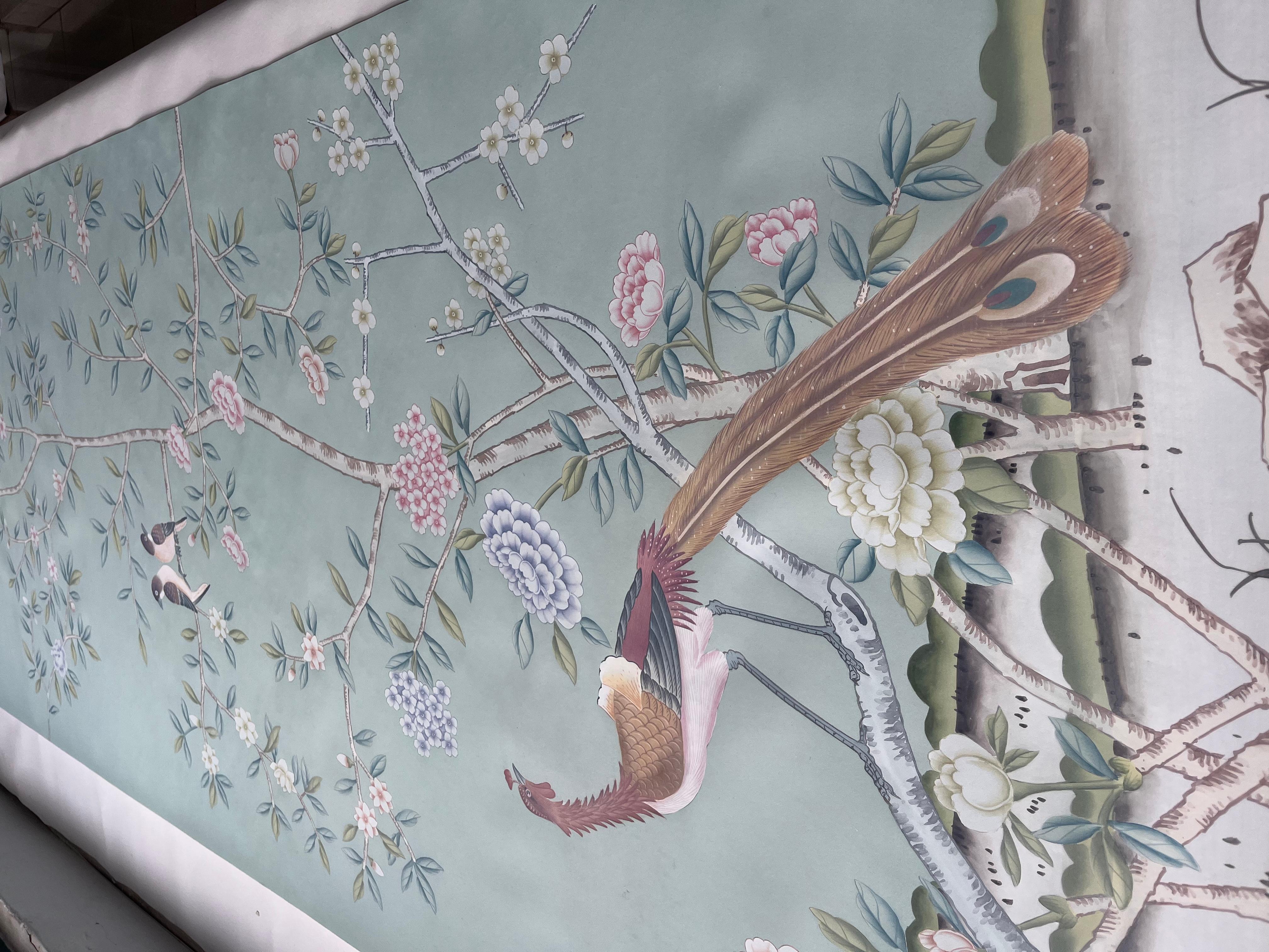 Chinoiserie-Tafeln, handbemalte Wandteppiche auf blauer Seide – 3 Tafeln (Handbemalt) im Angebot