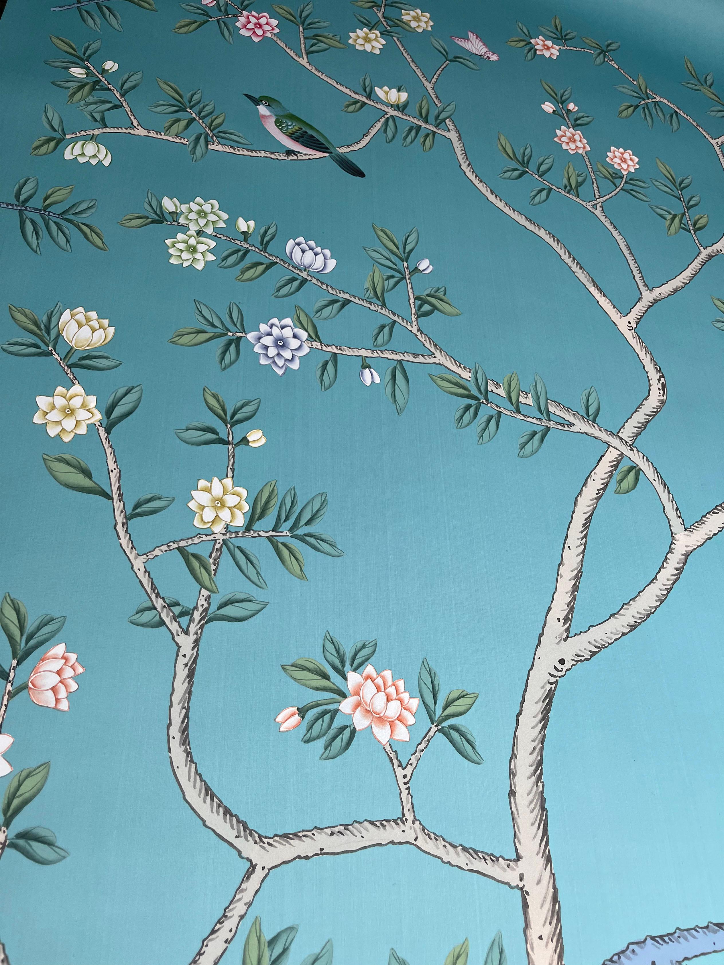 Chinoiserie-Tafeln, handbemalte Wandteppiche auf blauer Seide – 4 Tafeln (Handbemalt) im Angebot