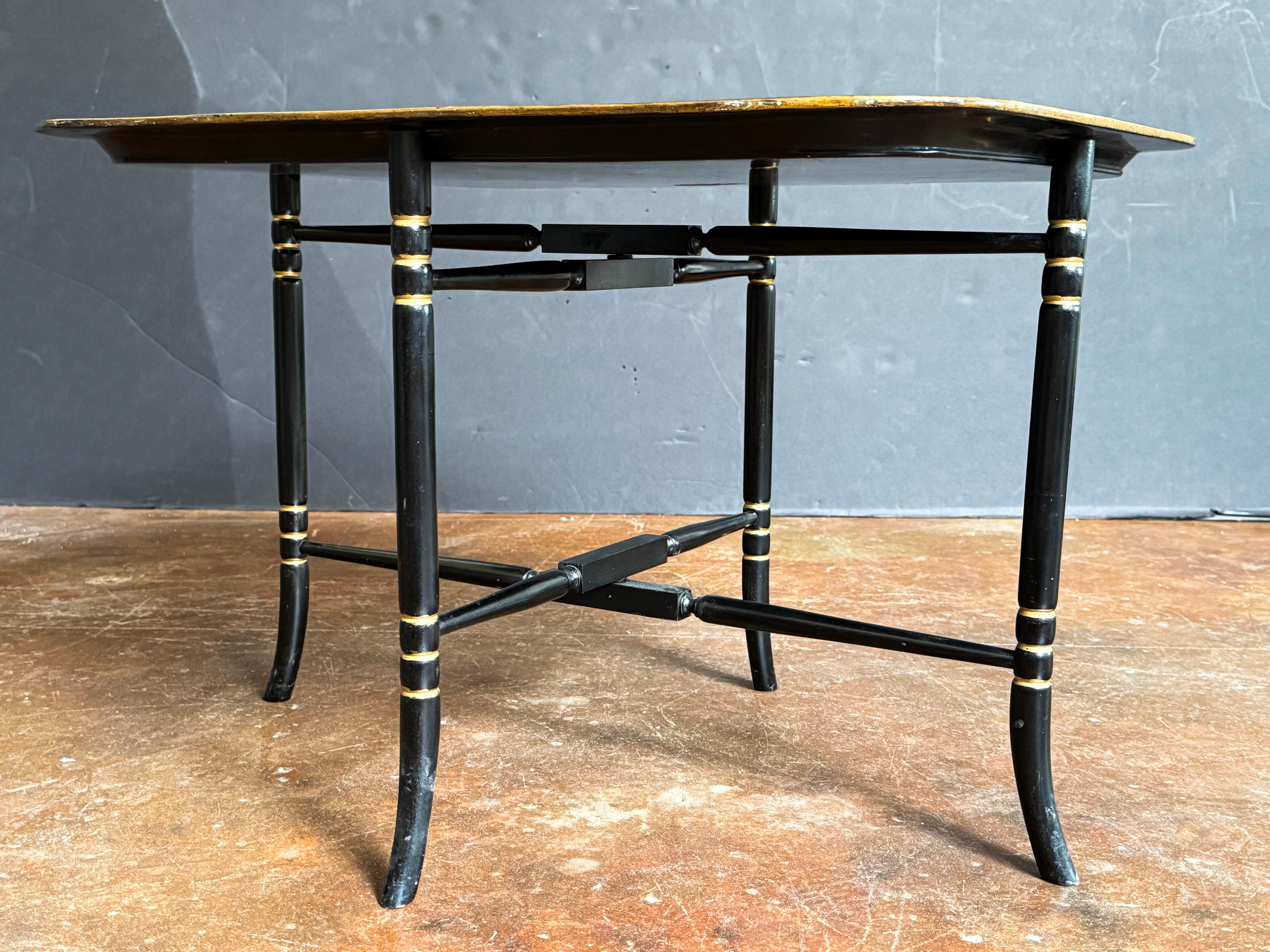 Chinoiserie Papier Mache Tray Table (Tray on Stand) from England en venta 4