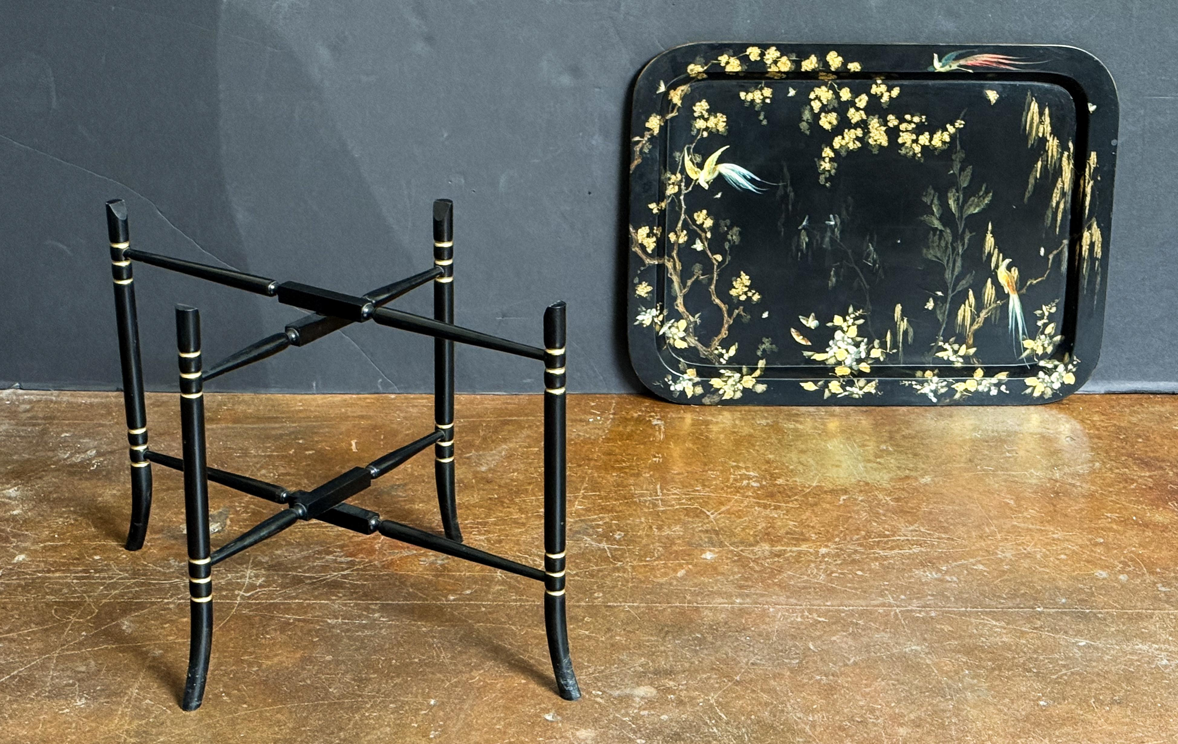 Chinoiserie Papier Mache Tray Table (Tray on Stand) from England en venta 11