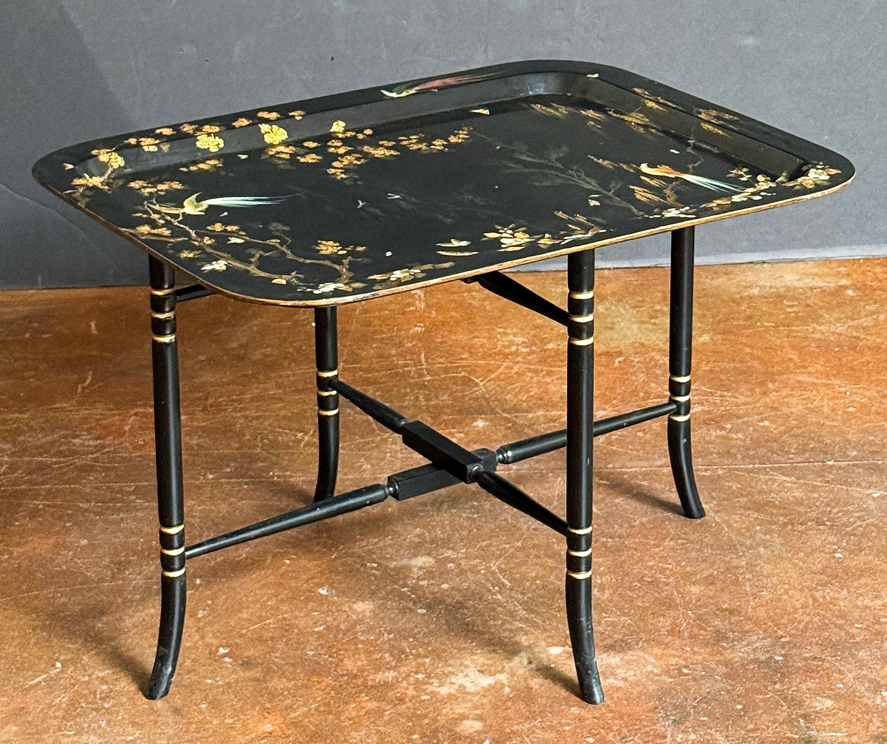 Chinoiserie Papier Mache Tray Table (Tray on Stand) from England Dorado en venta