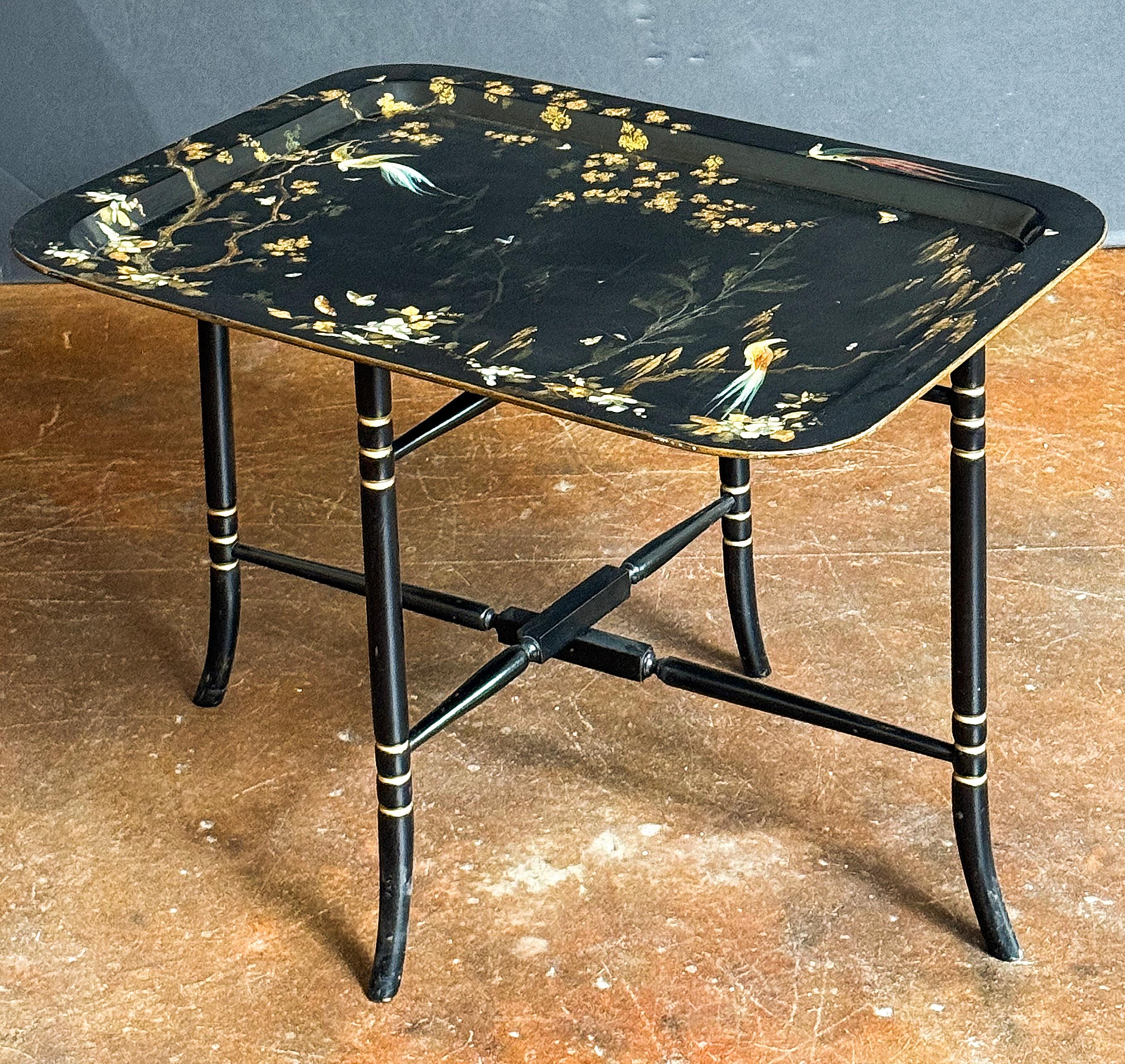 Chinoiserie Papier Mache Tray Table (Tray on Stand) from England en Bueno estado para la venta en Austin, TX