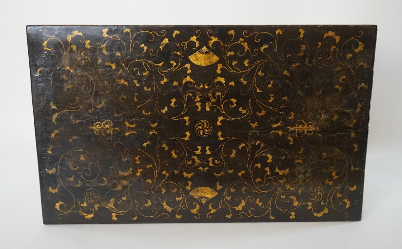 Chinoiserie Parcel-Gilt Black Lacquer Top Table, England, circa 1880 3