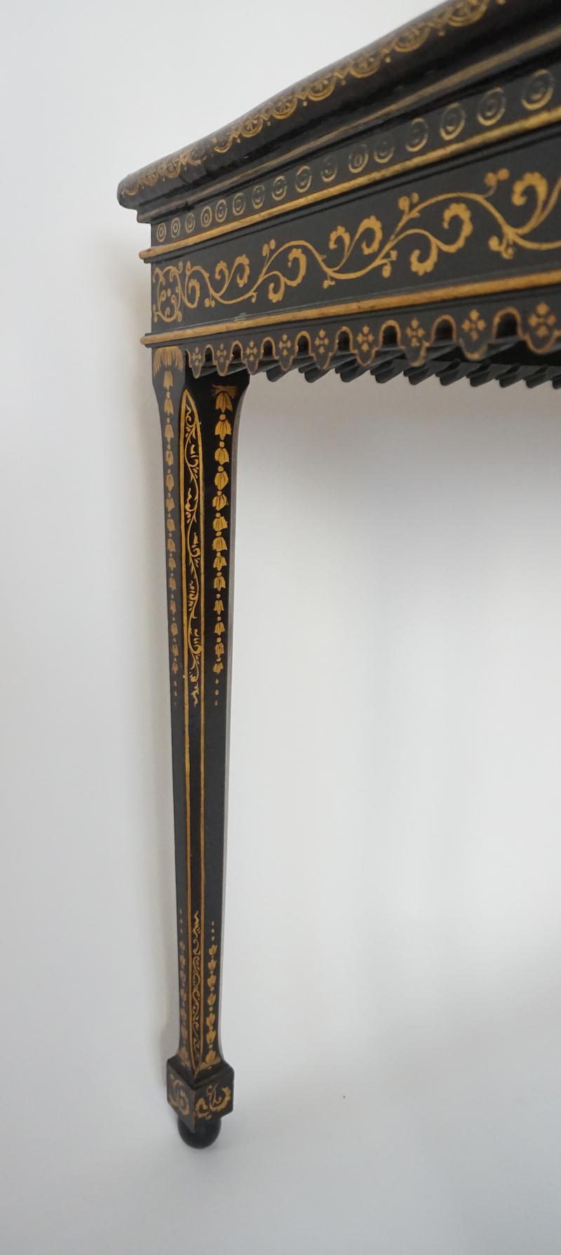 Chinoiserie Parcel-Gilt Black Lacquer Top Table, England, circa 1880 2