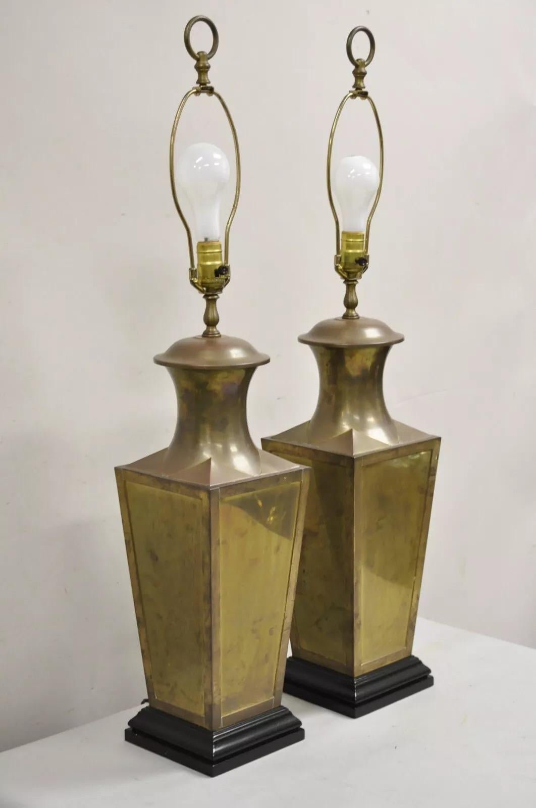 Quadratische Jardiniere-Tischlampe aus patiniertem Messing von Wildwood, Chinoiserie, Paar im Angebot 6