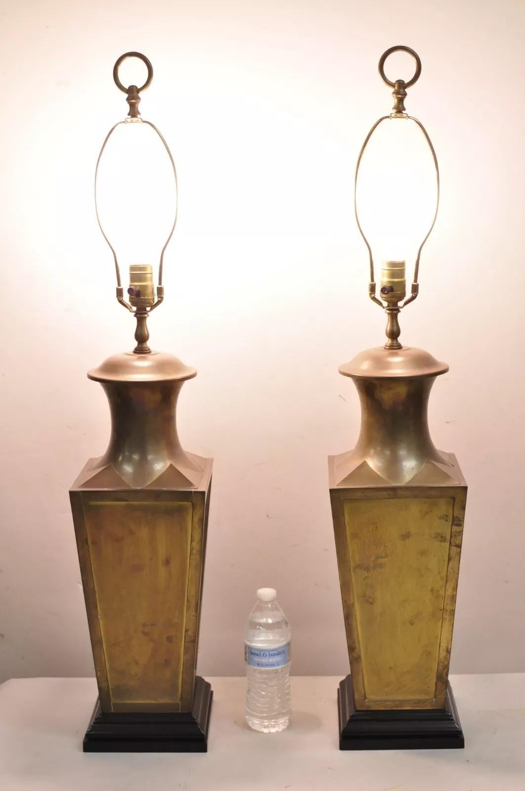 Vintage Chinoiserie Patinated Brass Square Jardiniere Hollywood Regency Tischlampen von Wildwood - ein Paar. Der Gegenstand weist eine bemerkenswerte Patina auf, einen ebonisierten Holzsockel, eine dreidimensionale Form und hochwertige amerikanische