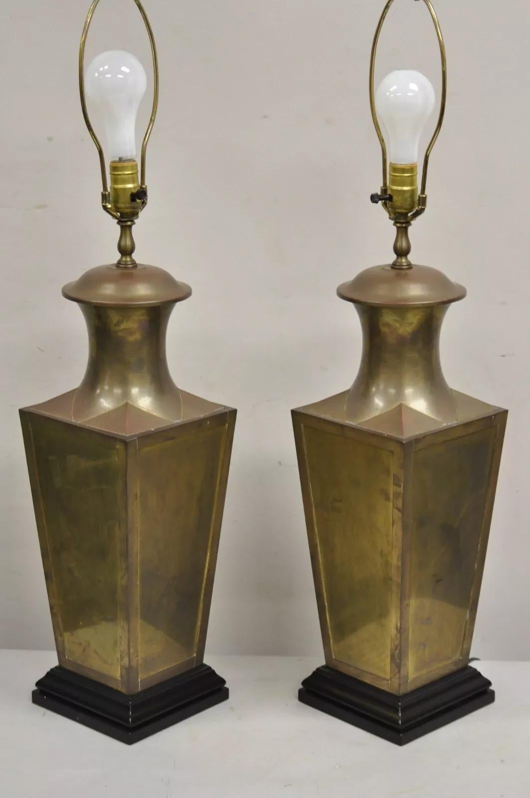 Quadratische Jardiniere-Tischlampe aus patiniertem Messing von Wildwood, Chinoiserie, Paar (Hollywood Regency) im Angebot