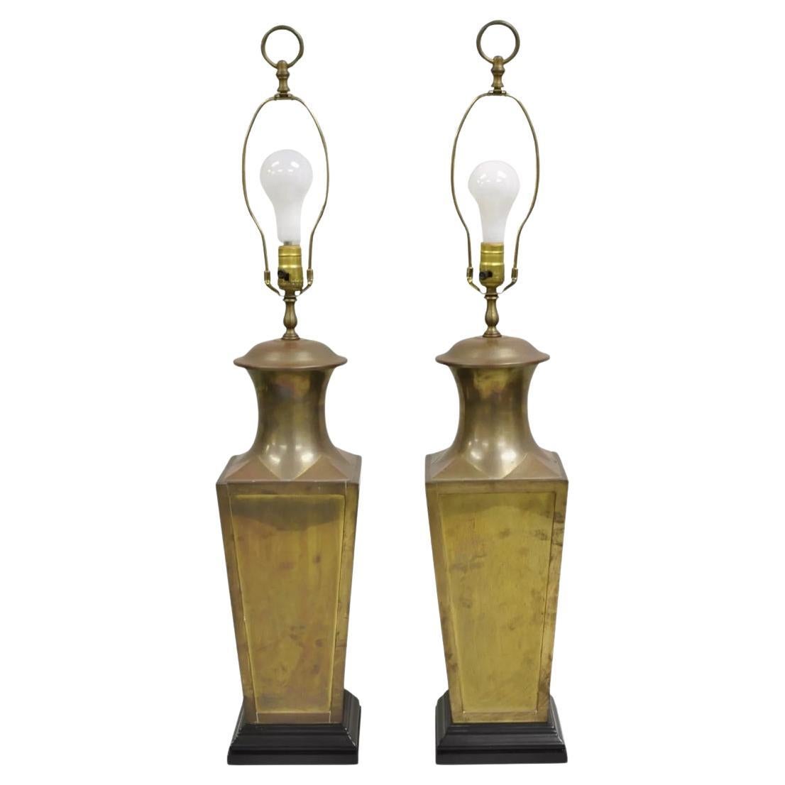 Quadratische Jardiniere-Tischlampe aus patiniertem Messing von Wildwood, Chinoiserie, Paar im Angebot
