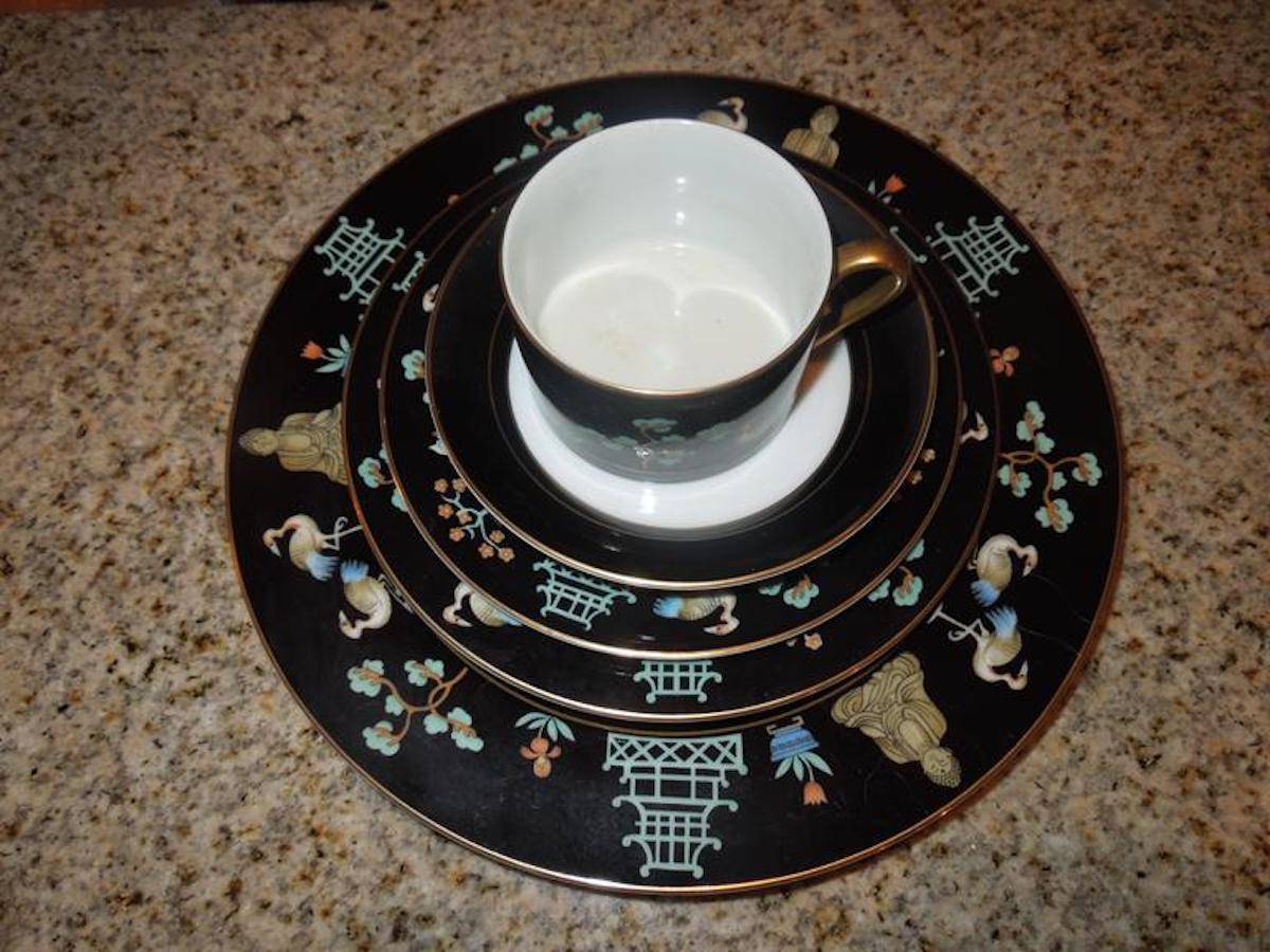 “Chinoiserie” Pattern 1978 Fitz and Floyd 106 Piece Set of China Dinnerware In Good Condition In Palm Springs, CA
