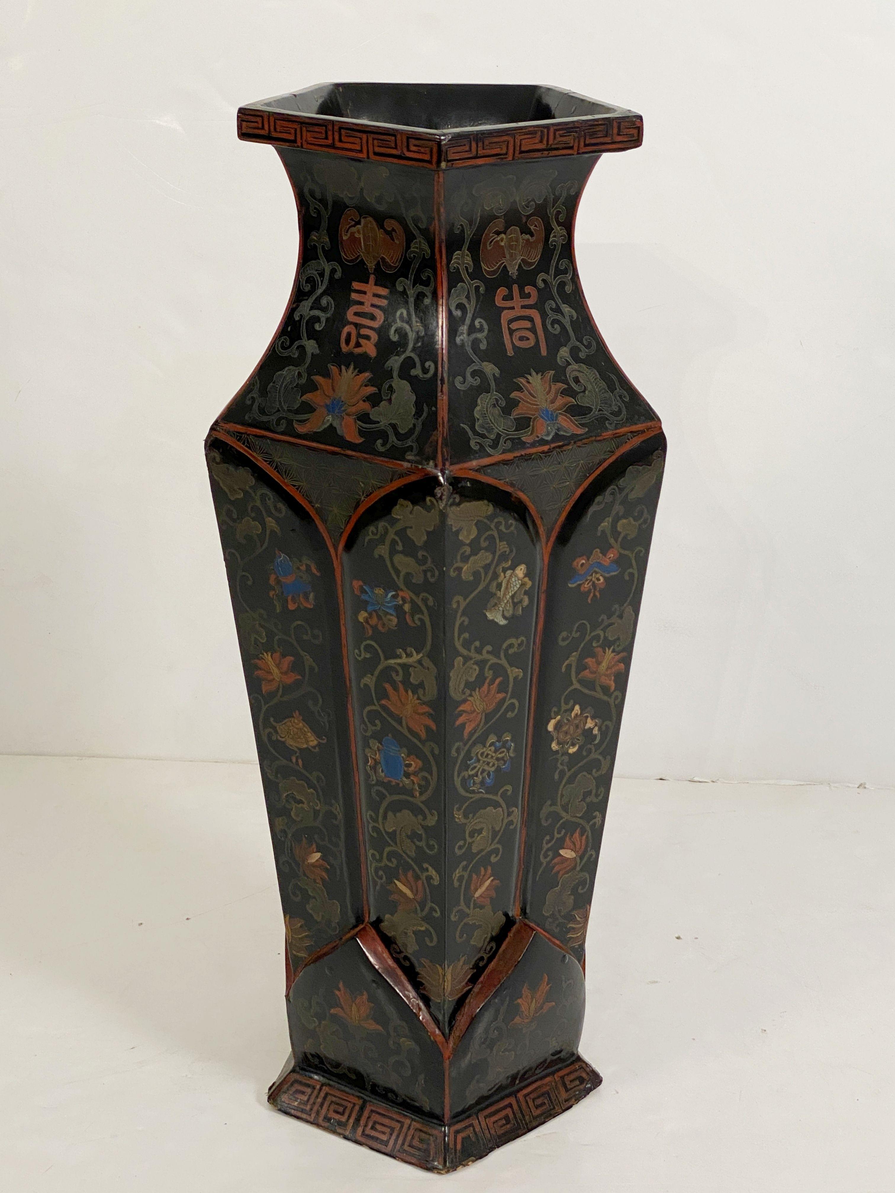 Fünfeckige Chinoiserie-Vasen aus lackiertem Papiermaché - Einzelpreis im Angebot 3