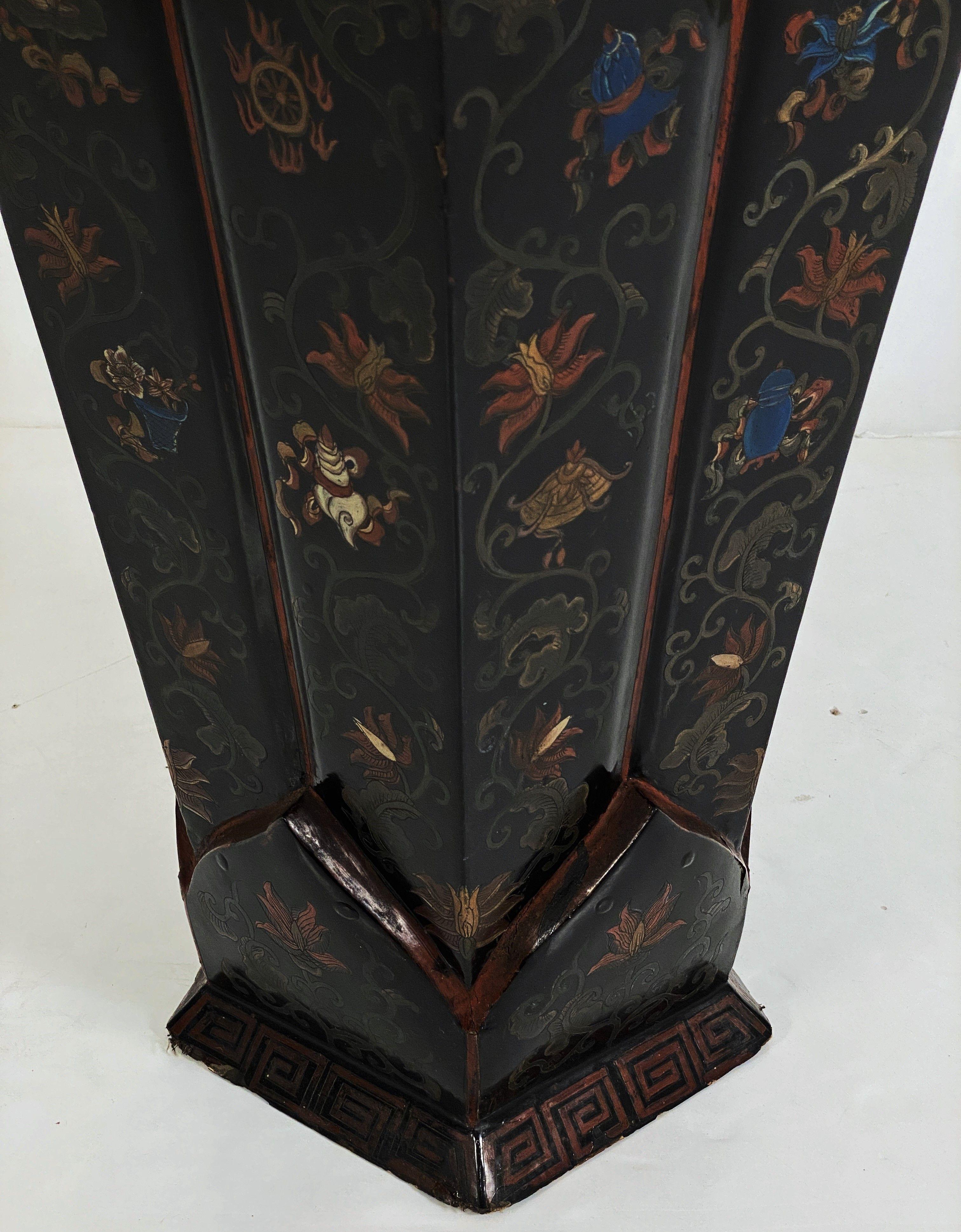 Fünfeckige Chinoiserie-Vasen aus lackiertem Papiermaché - Einzelpreis im Angebot 4