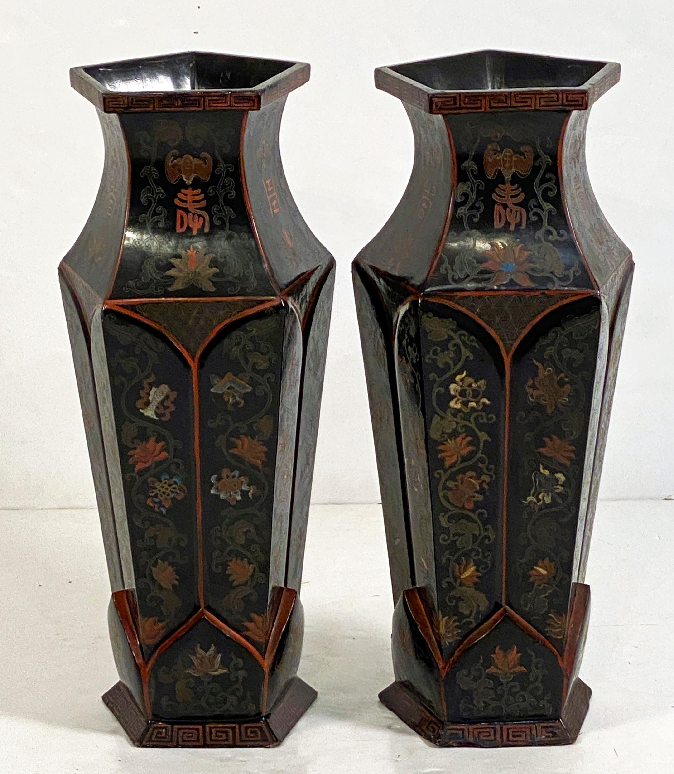 Ein feines Paar großer Chinoiserie-Vasen aus vergoldetem Pappmaché aus dem 19. Jahrhundert - jede der fünfseitigen Vasen weist fein detaillierte Darstellungen von Blumen, Schriftrollen und asiatisch inspirierten Designs auf. 
Deckel und Sockel mit