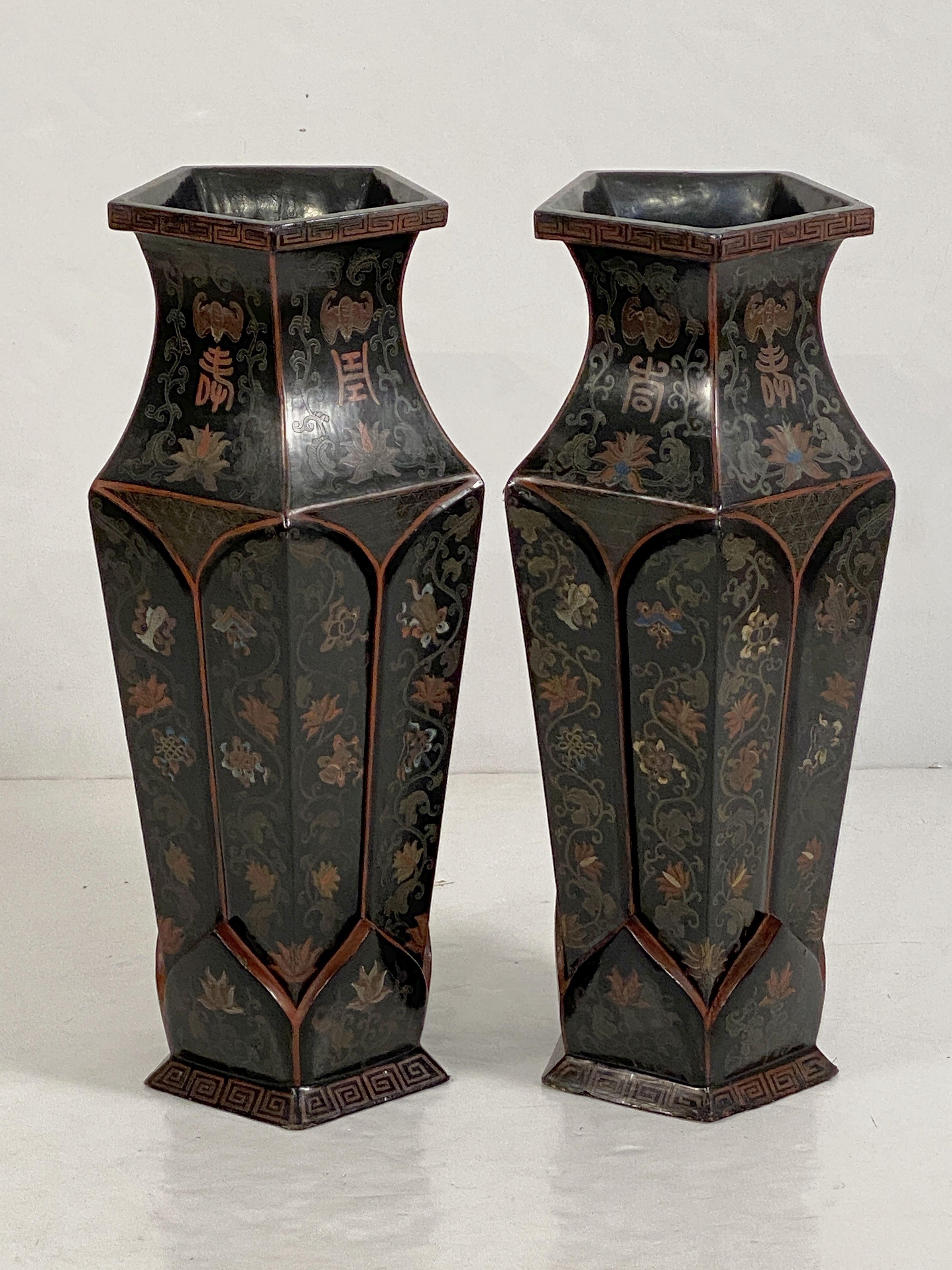 Fünfeckige Chinoiserie-Vasen aus lackiertem Papiermaché - Einzelpreis (Handbemalt) im Angebot
