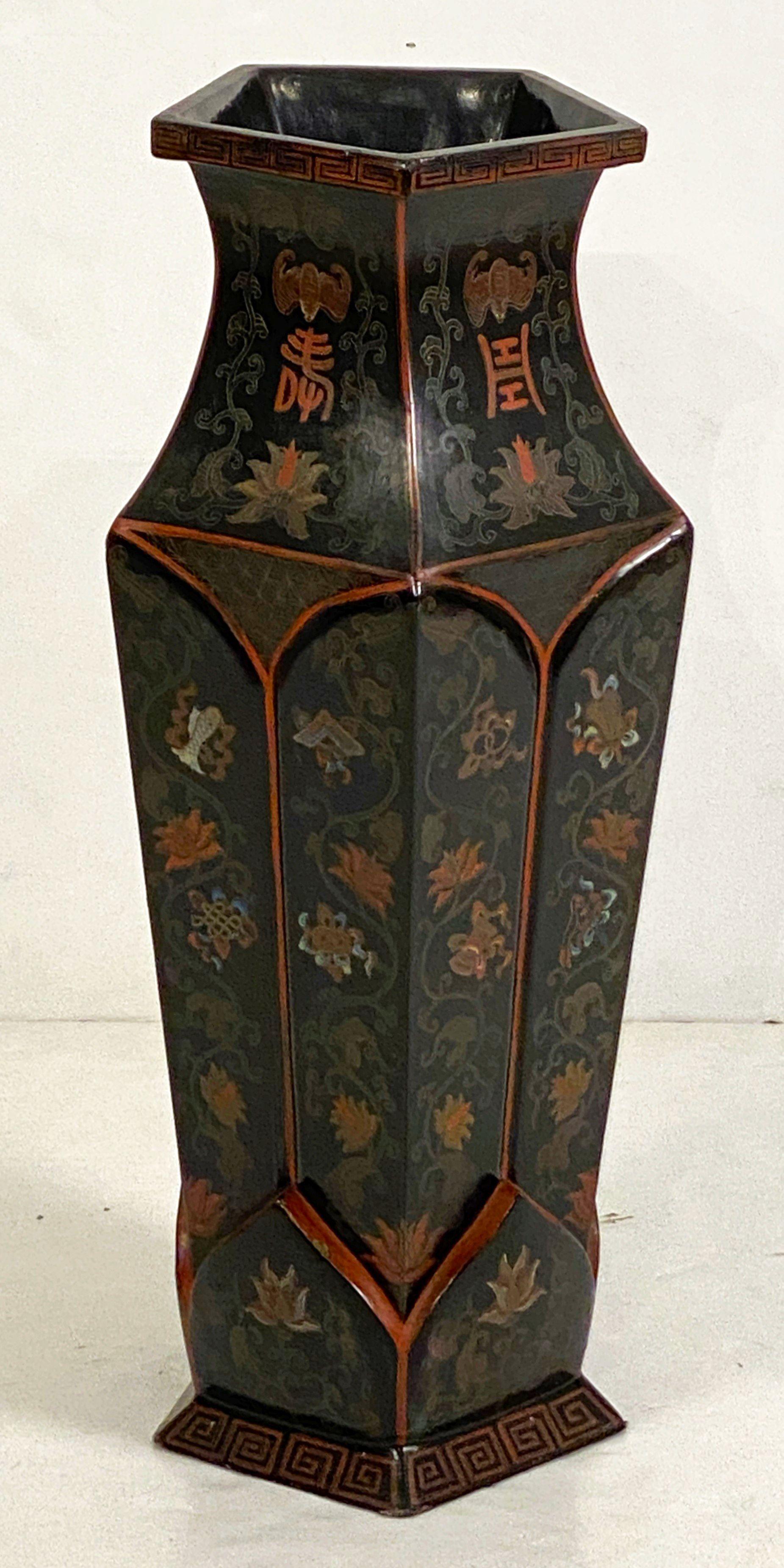 Fünfeckige Chinoiserie-Vasen aus lackiertem Papiermaché - Einzelpreis im Zustand „Gut“ im Angebot in Austin, TX