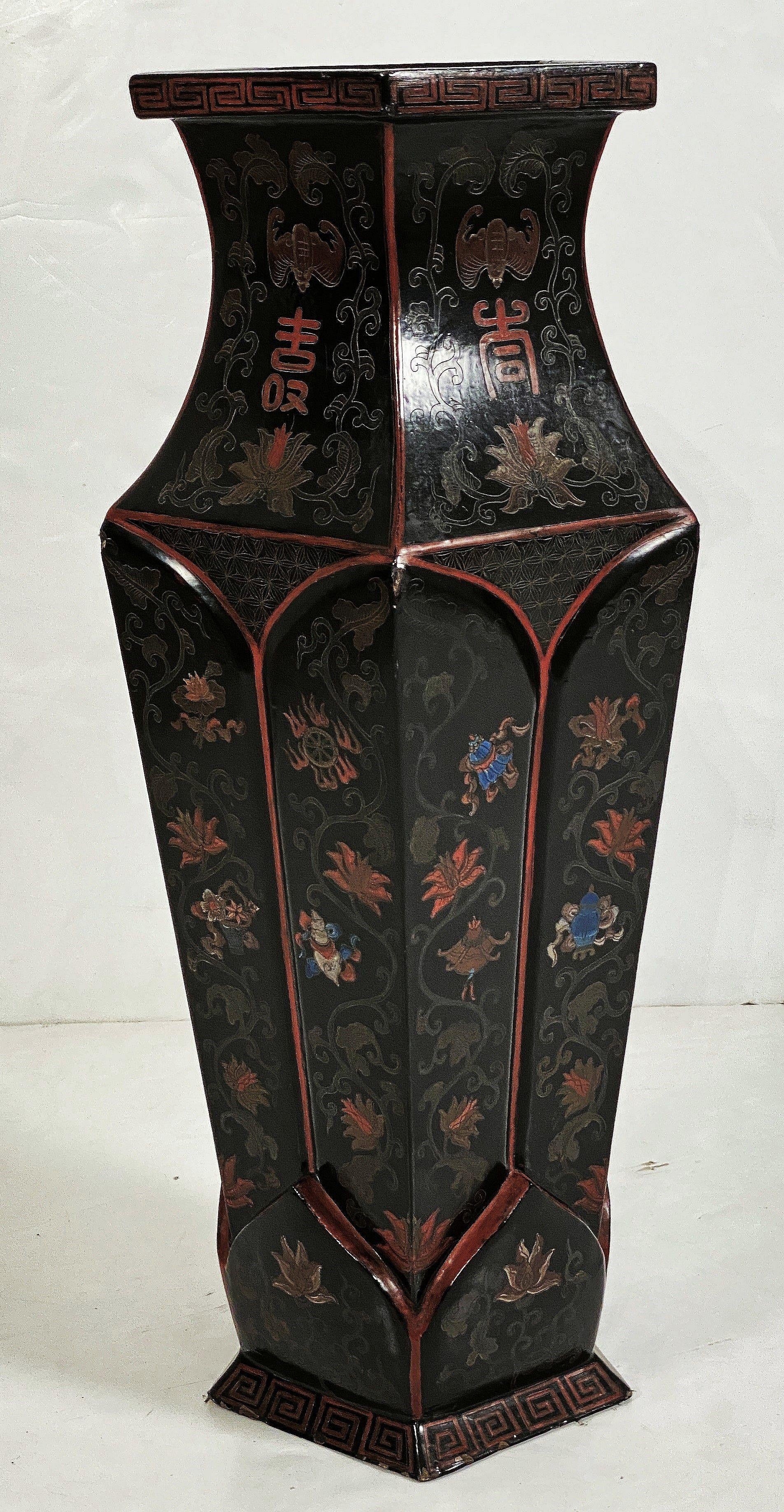 Fünfeckige Chinoiserie-Vasen aus lackiertem Papiermaché - Einzelpreis (19. Jahrhundert) im Angebot
