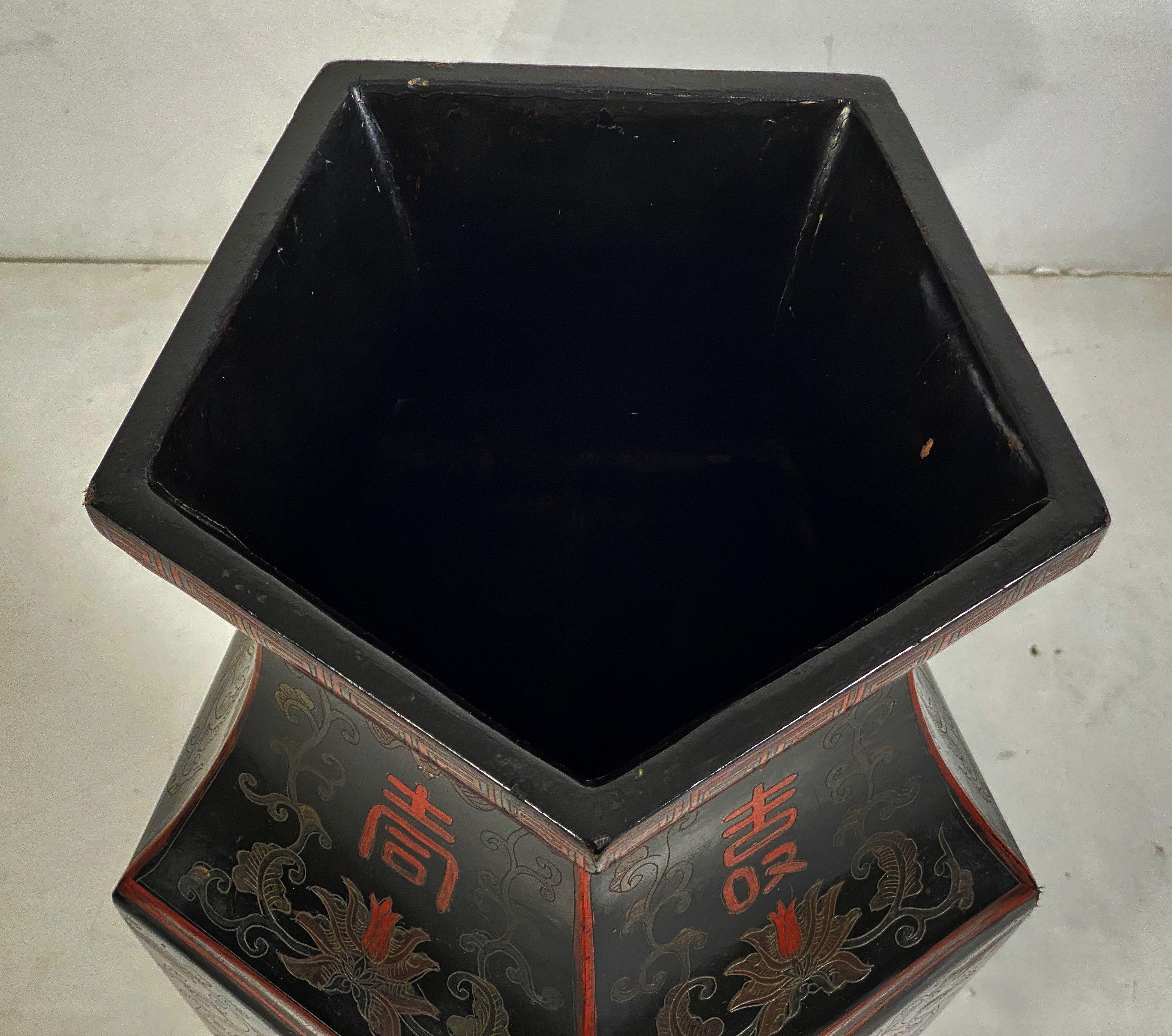 Fünfeckige Chinoiserie-Vasen aus lackiertem Papiermaché - Einzelpreis (Holz) im Angebot