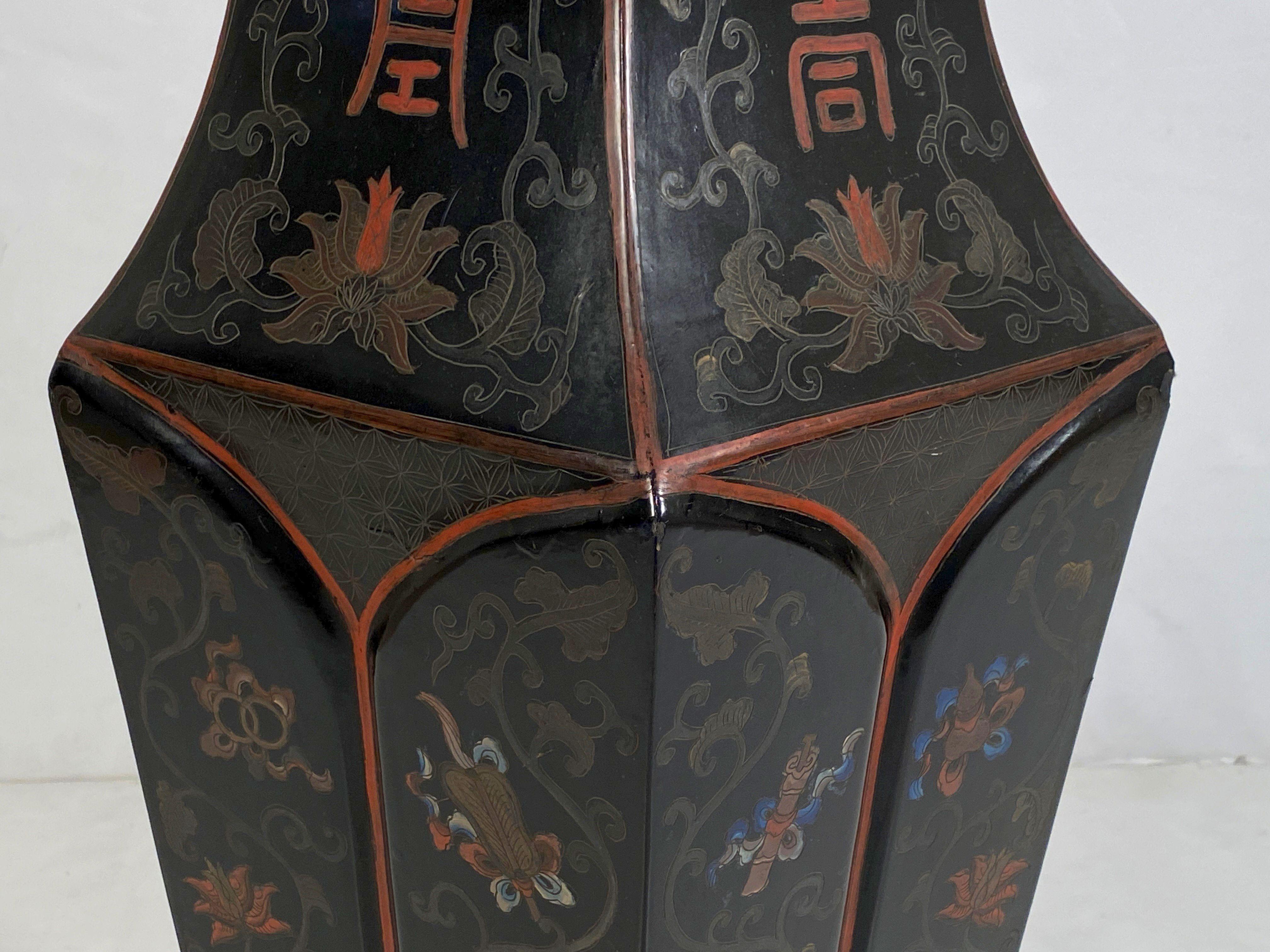 Fünfeckige Chinoiserie-Vasen aus lackiertem Papiermaché - Einzelpreis im Angebot 2