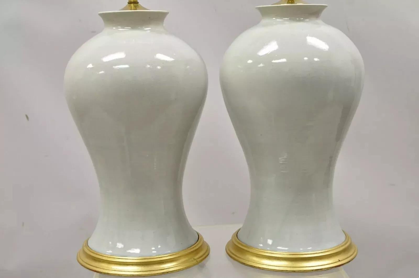 Chinoiseries Paire de lampes de table en porcelaine céladon à jarre en céramique émaillée verte - Paire en vente