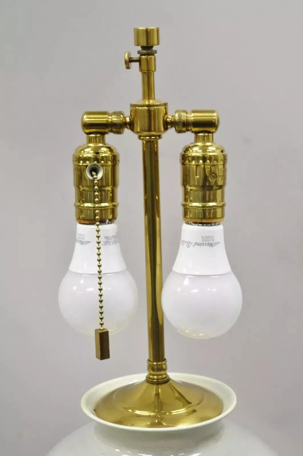 Paire de lampes de table en porcelaine céladon à jarre en céramique émaillée verte - Paire en vente 1