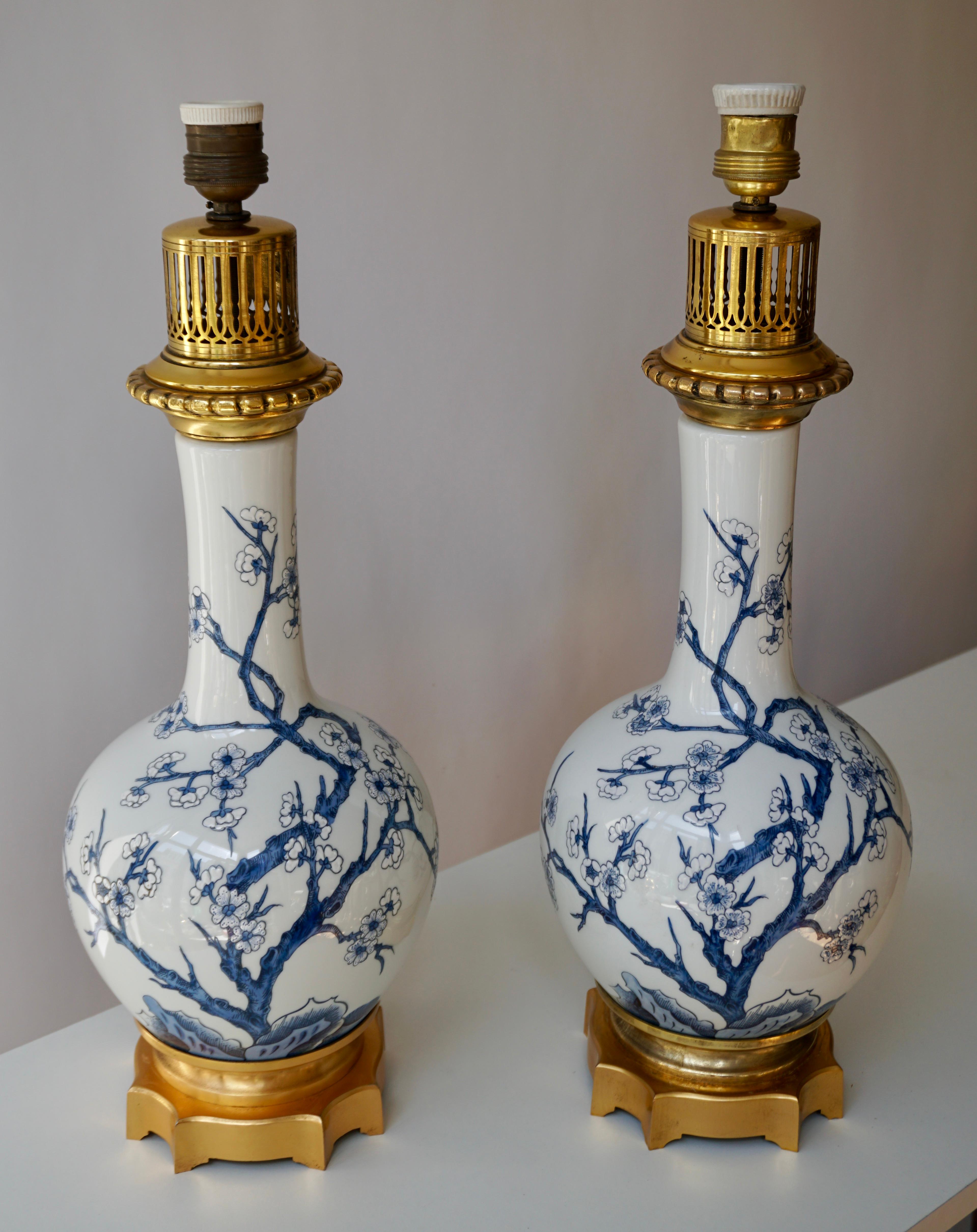 One 1950s Chinese blue and white porcelain table lamp with floral decoration and bronze base. 

Measurements: 
Height of body 51 cm.
Diameter 18 cm.
One is sold.
Price is per item.