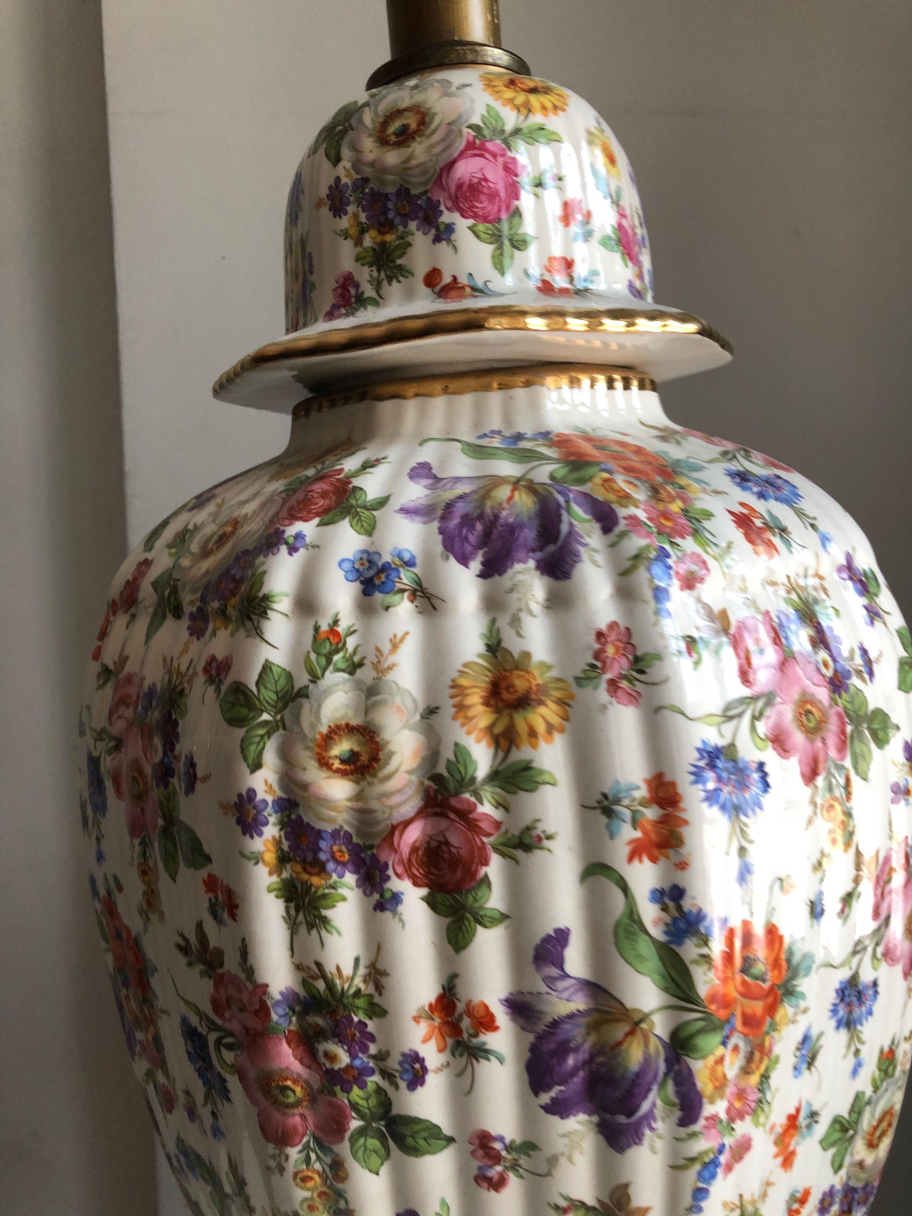 Lámpara de mesa Boch Freres Chinoiserie Porcelana Dorada Floral Jengibre Jar Pintada a Mano Regencia de Hollywood en venta