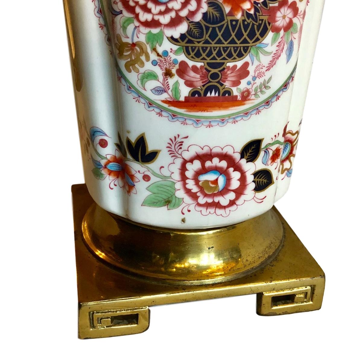 Paar französische Chinoiserie-Porzellan-Tischlampen aus den 1940er Jahren mit Blumendekor auf dem Korpus und Bronzesockel.

Abmessungen:
Höhe des Körpers: 18?