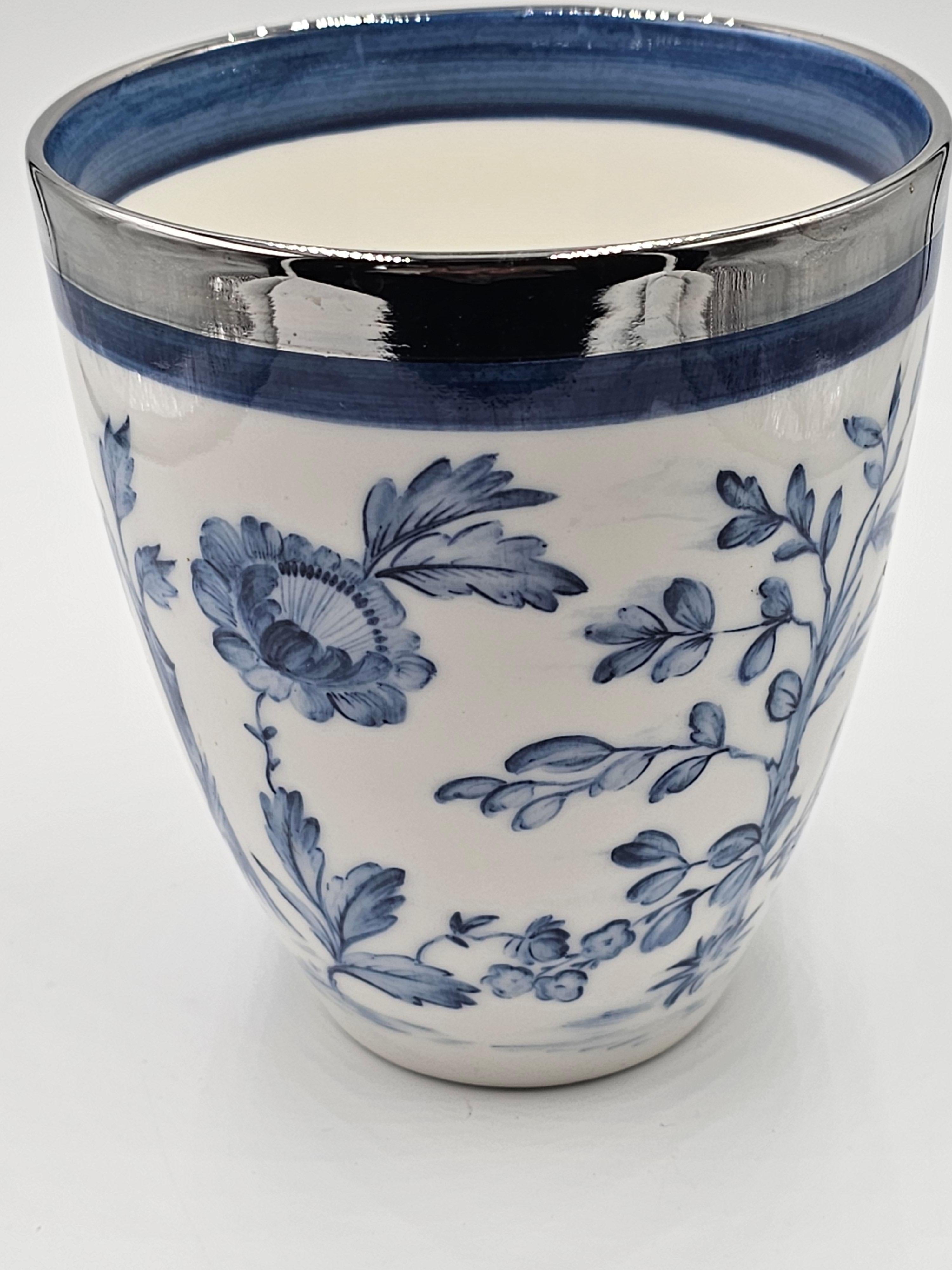Hands-free painted porcelain vase with a chinoiserie decor all around. Rimmed with a platinum rim. Completely made by hand in Bavaria/Germany with exclusive decors for Sofina Boutique Kitzbühel.
Looks beautiful with fresh flowers or with