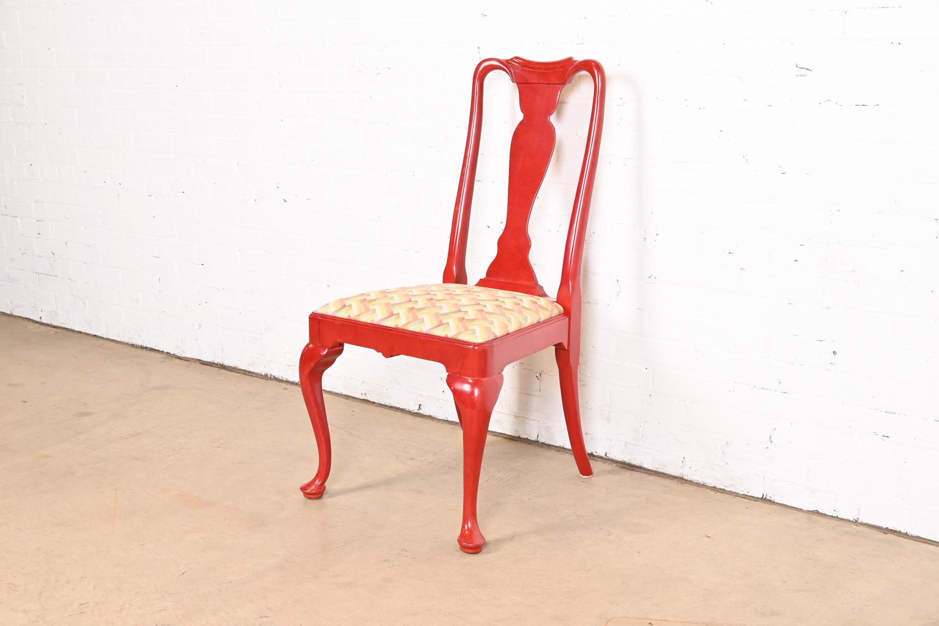 Americano Sedie da pranzo Queen Anne laccate rosse, set di dieci pezzi in vendita