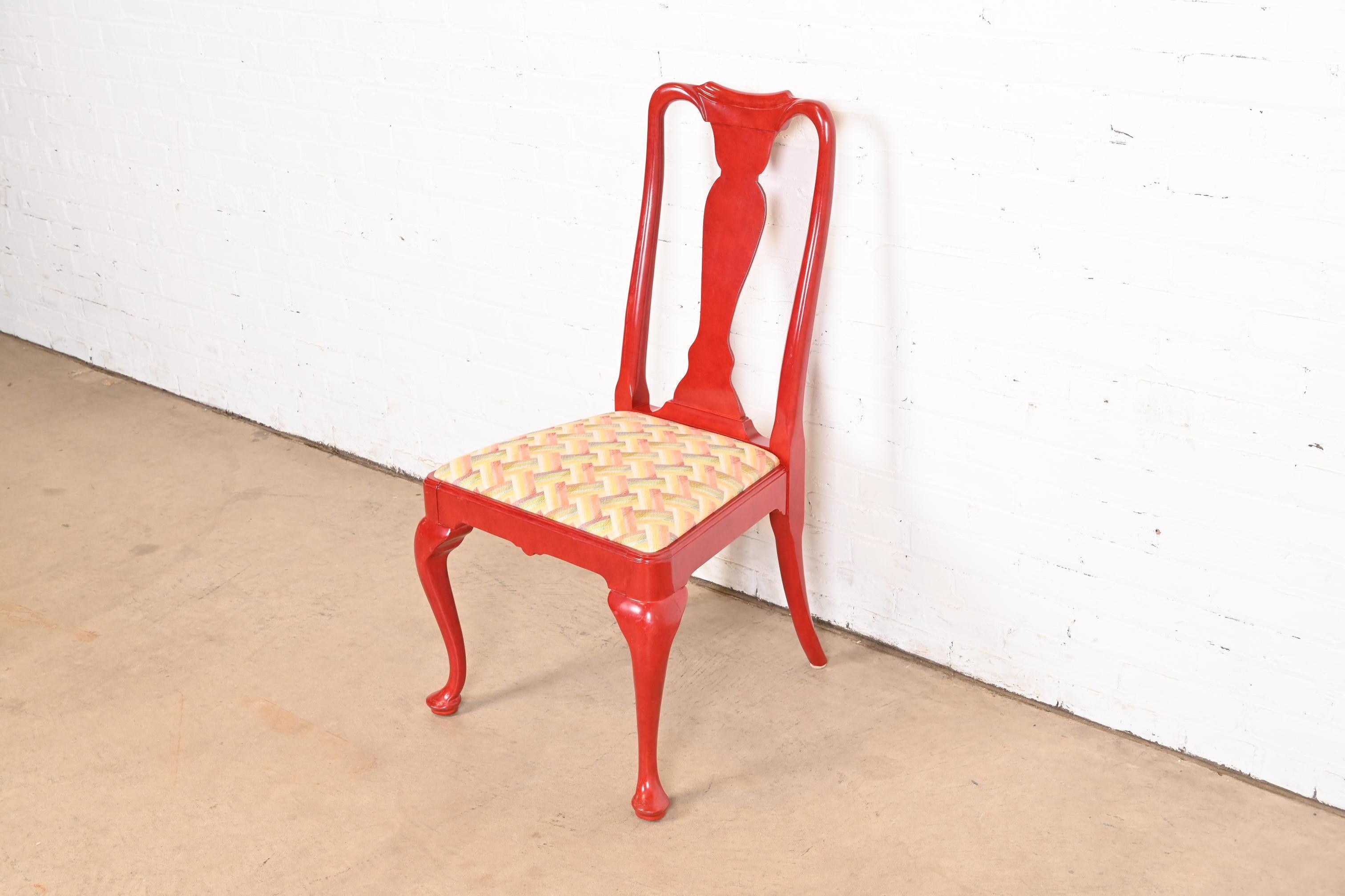 Sedie da pranzo Queen Anne laccate rosse, set di dieci pezzi In condizioni buone in vendita a South Bend, IN