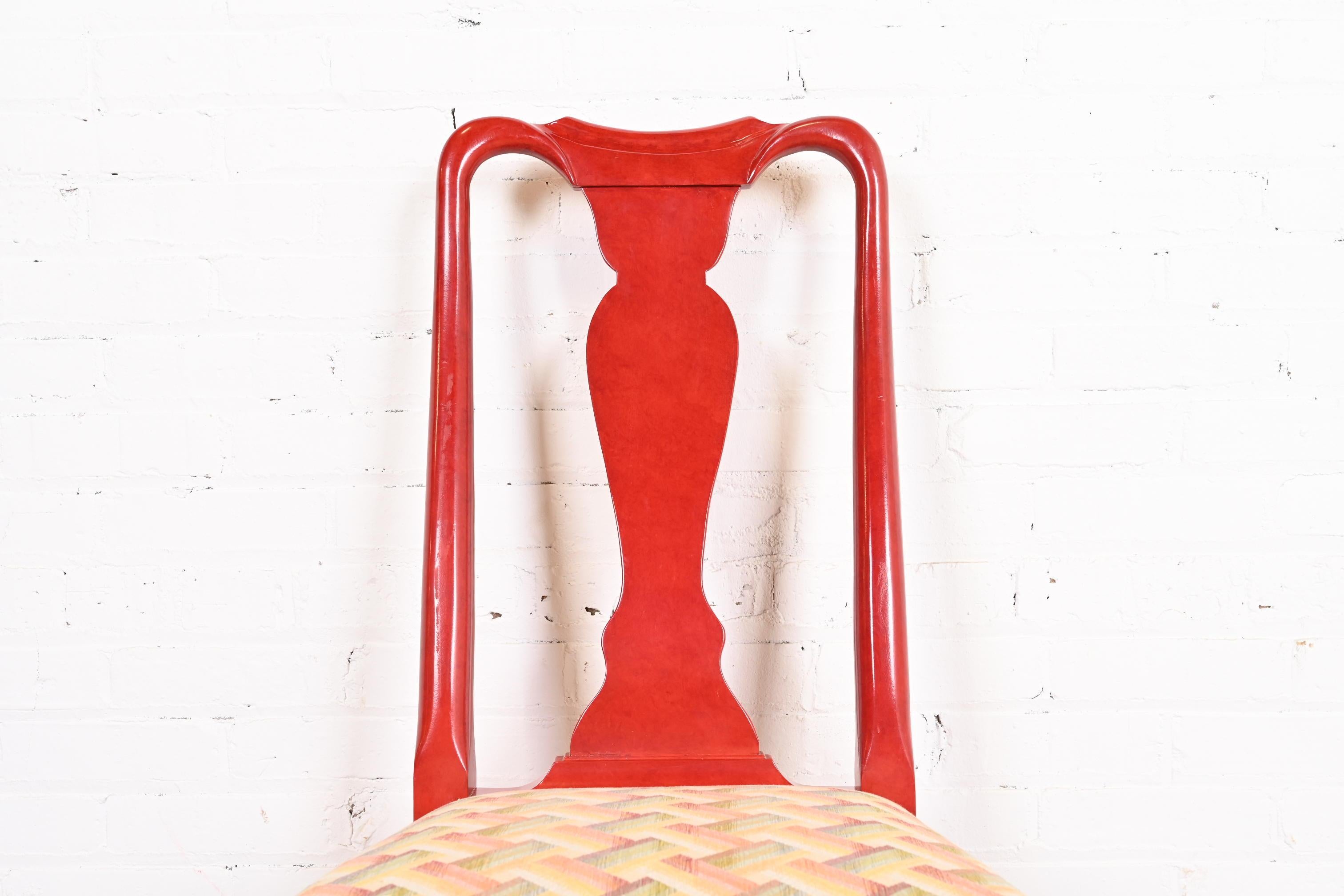 Sedie da pranzo Queen Anne laccate rosse, set di dieci pezzi in vendita 2