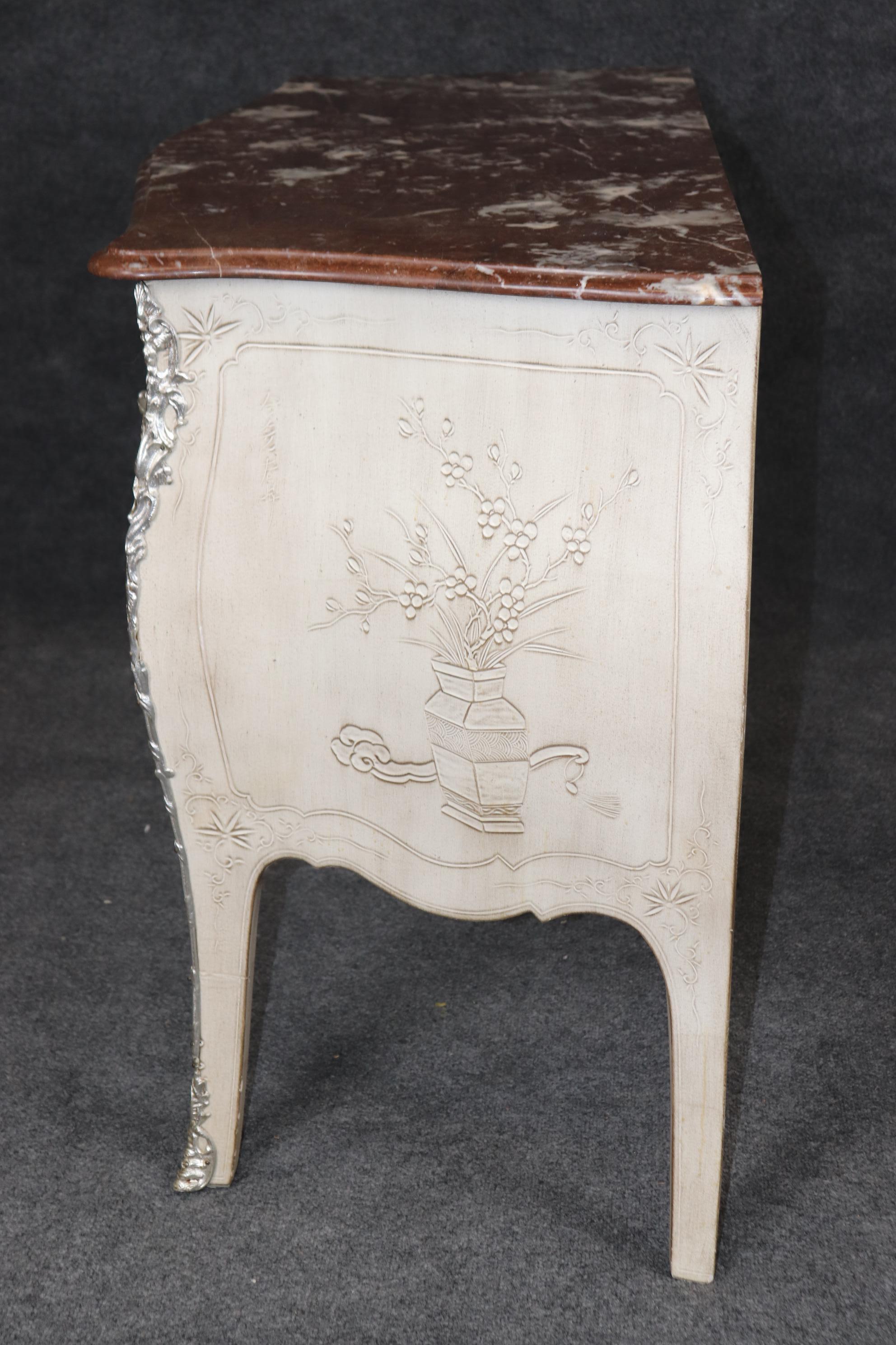 Commode in stile Luigi XV decorato con vernice a rilievo e marmo Rouge in vendita 4