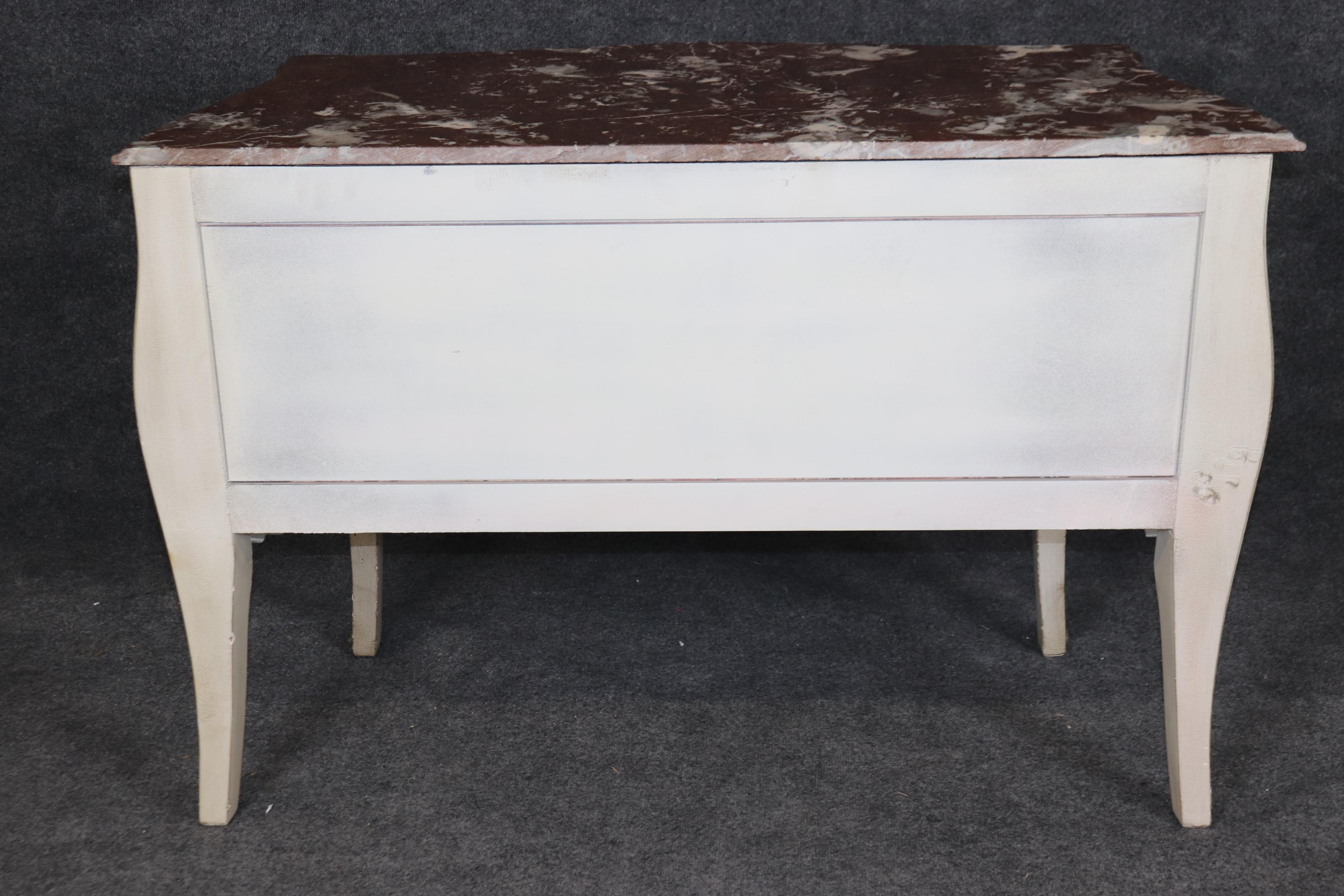Commode in stile Luigi XV decorato con vernice a rilievo e marmo Rouge in vendita 5