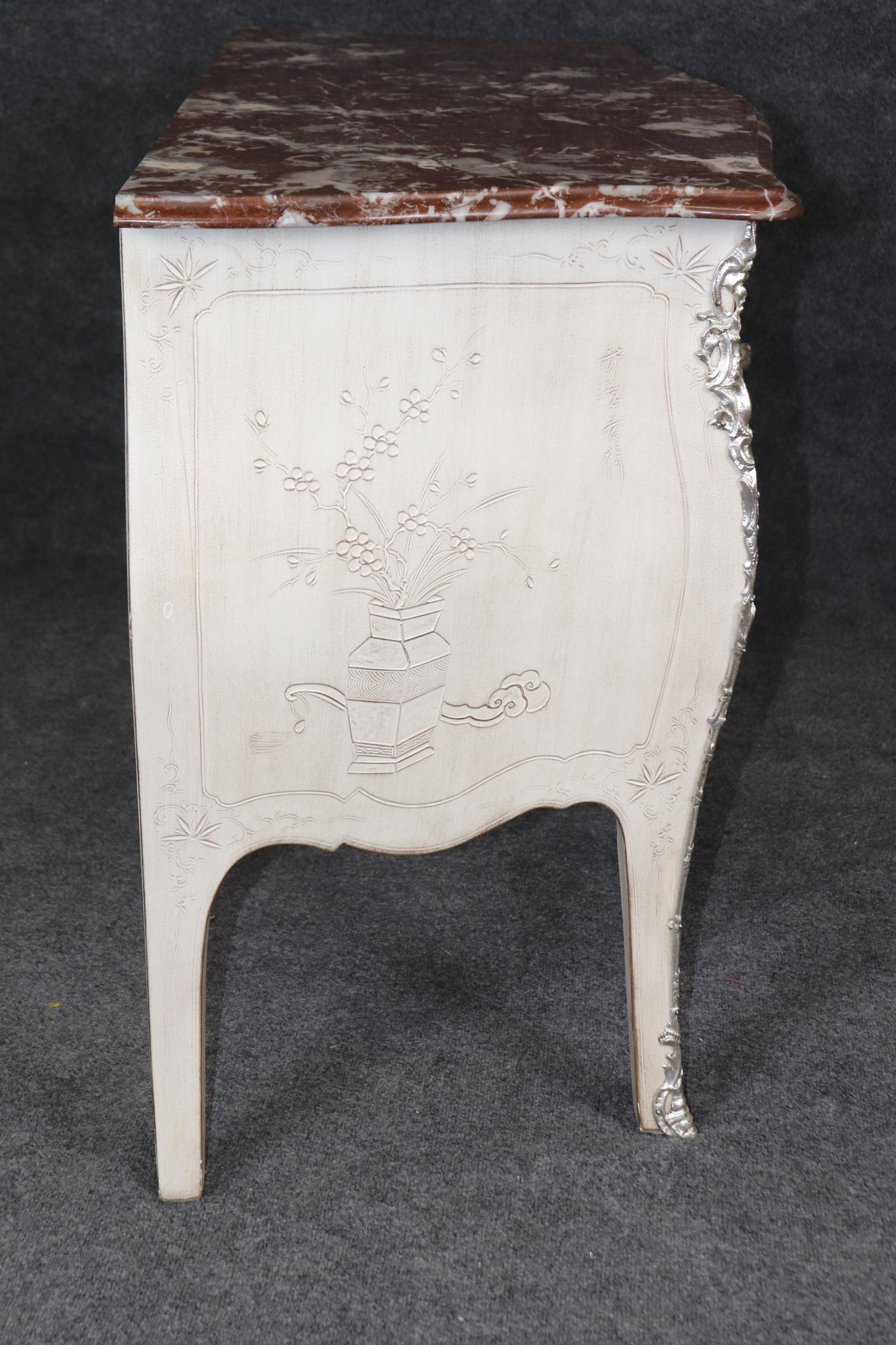 Commode in stile Luigi XV decorato con vernice a rilievo e marmo Rouge in vendita 6