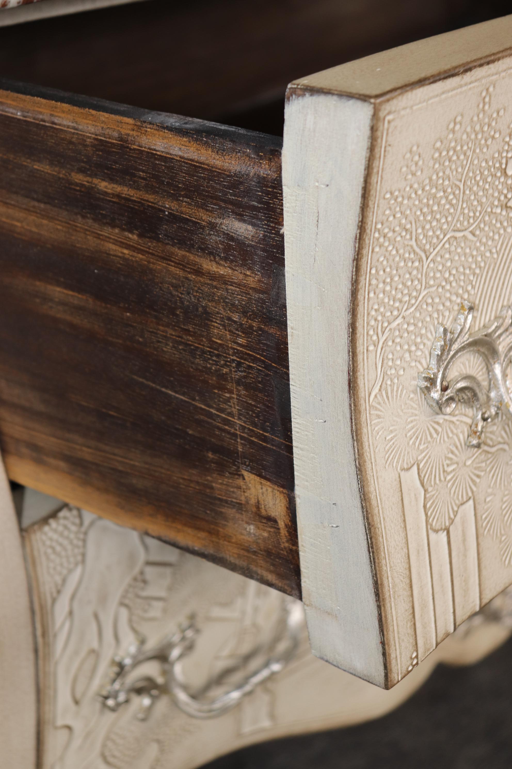 Commode in stile Luigi XV decorato con vernice a rilievo e marmo Rouge in vendita 7