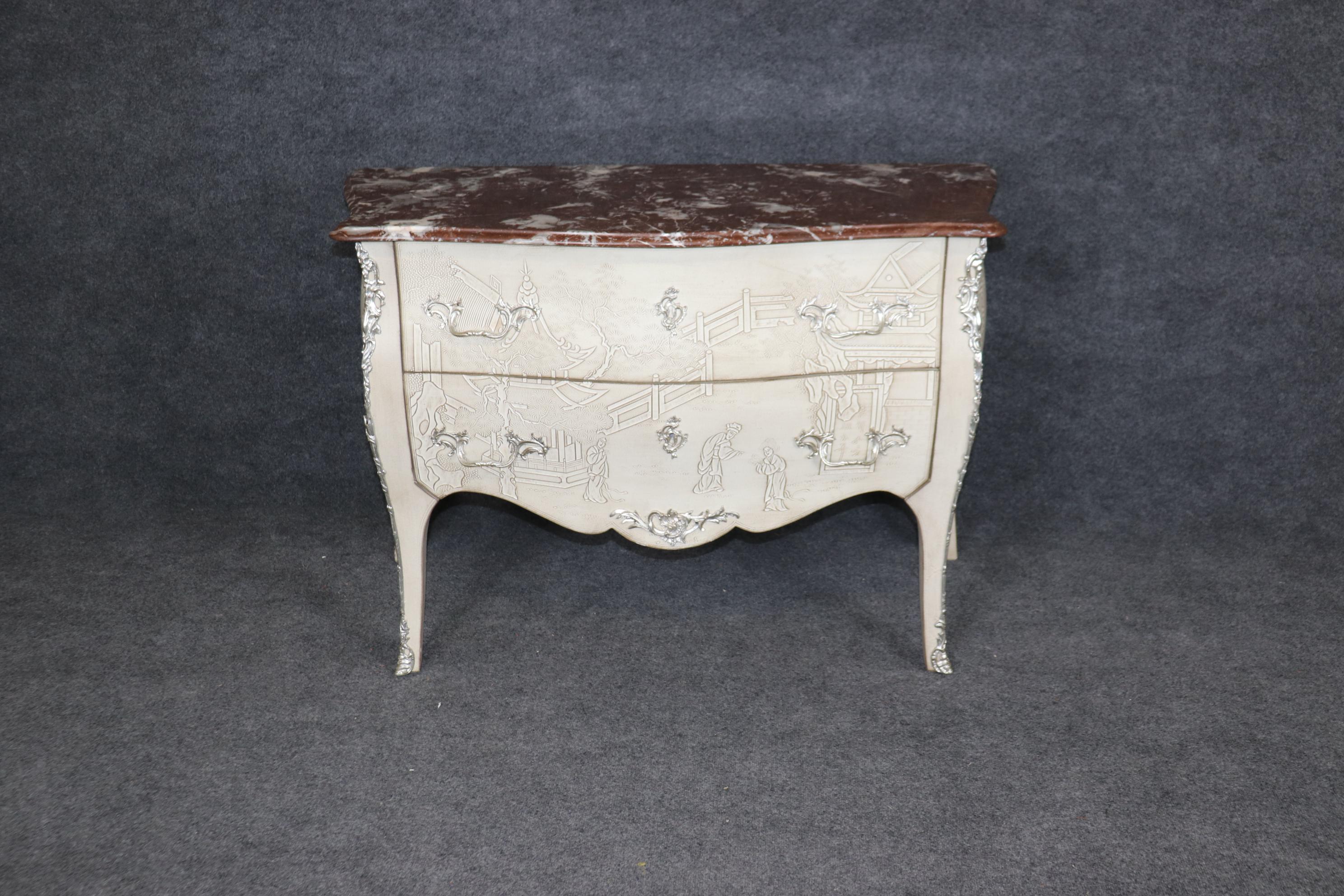 Marmo Rouge Griotte Commode in stile Luigi XV decorato con vernice a rilievo e marmo Rouge in vendita