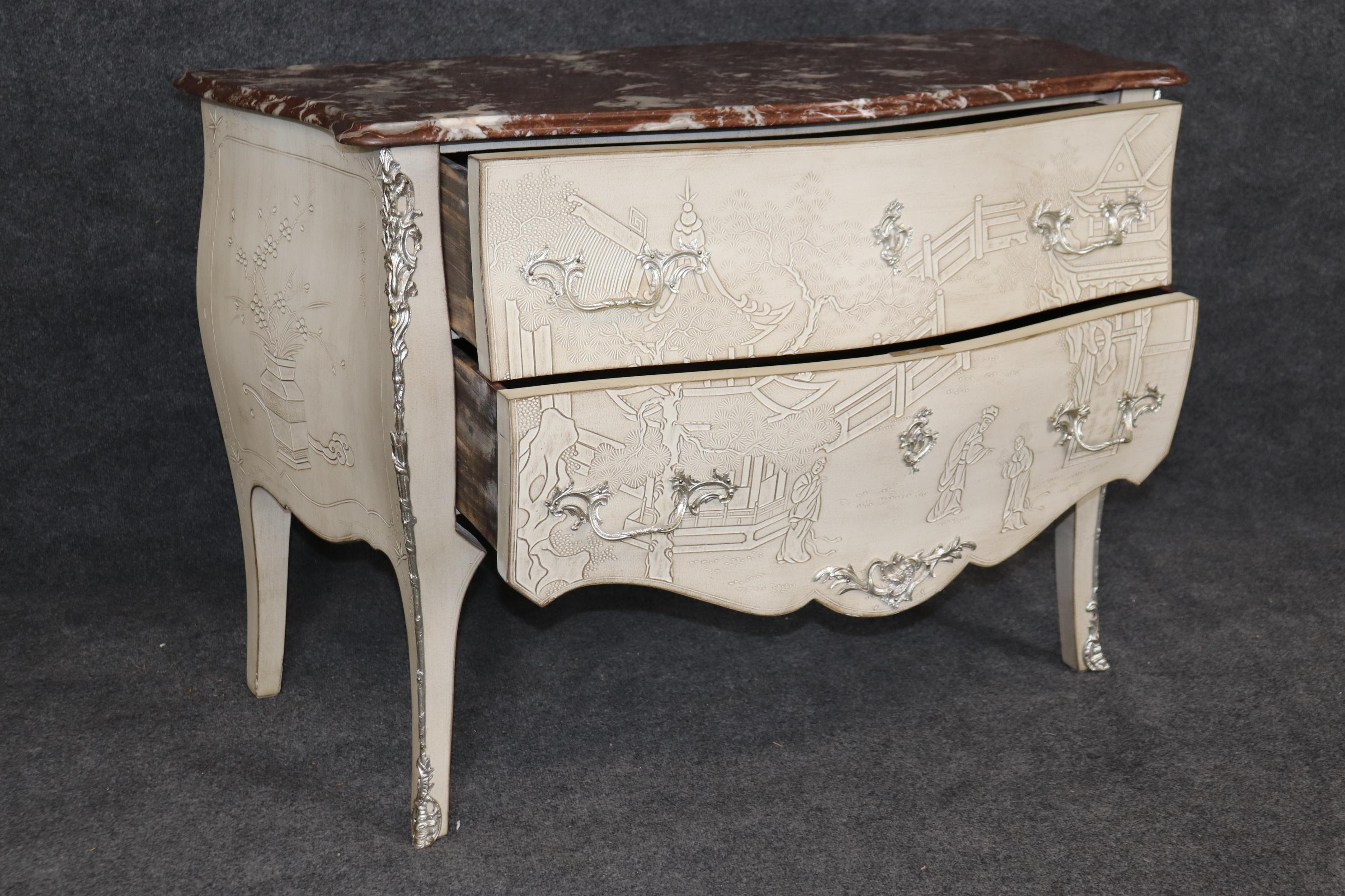 Commode in stile Luigi XV decorato con vernice a rilievo e marmo Rouge in vendita 3