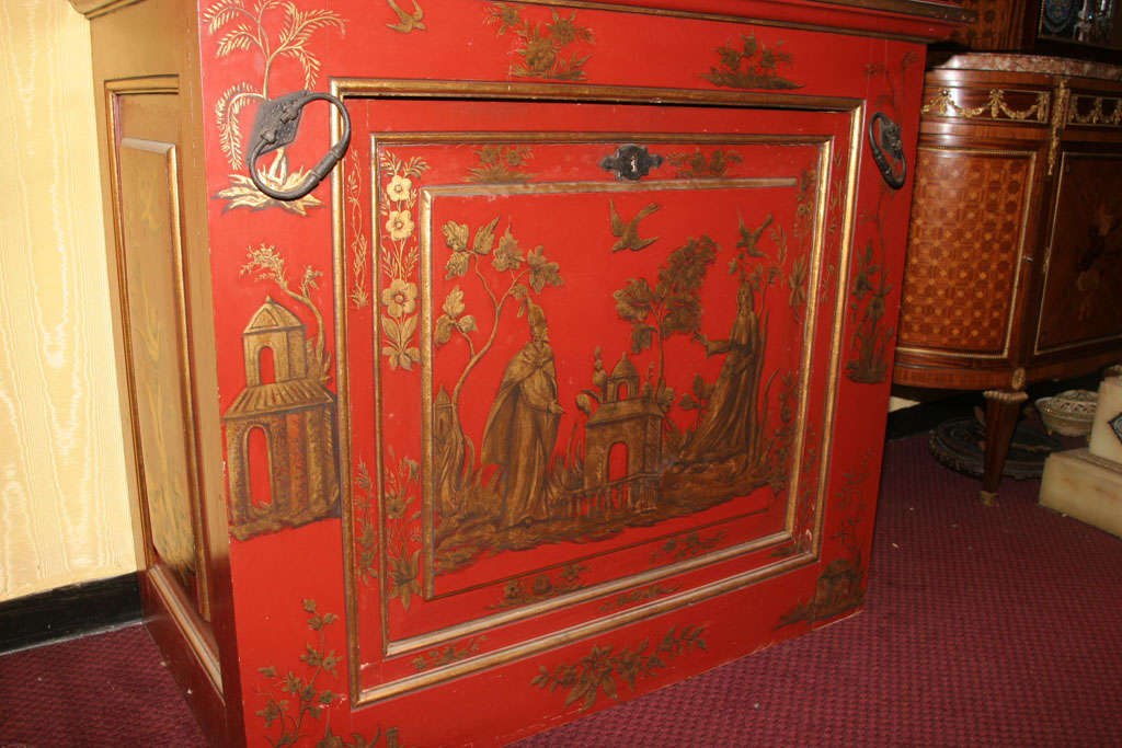 Rot und vergoldetes, rot lackiertes, hohes Chinoiserie-Bücherregal (Französisch) im Angebot