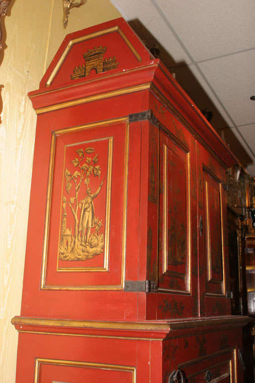 Rot und vergoldetes, rot lackiertes, hohes Chinoiserie-Bücherregal (Handbemalt) im Angebot