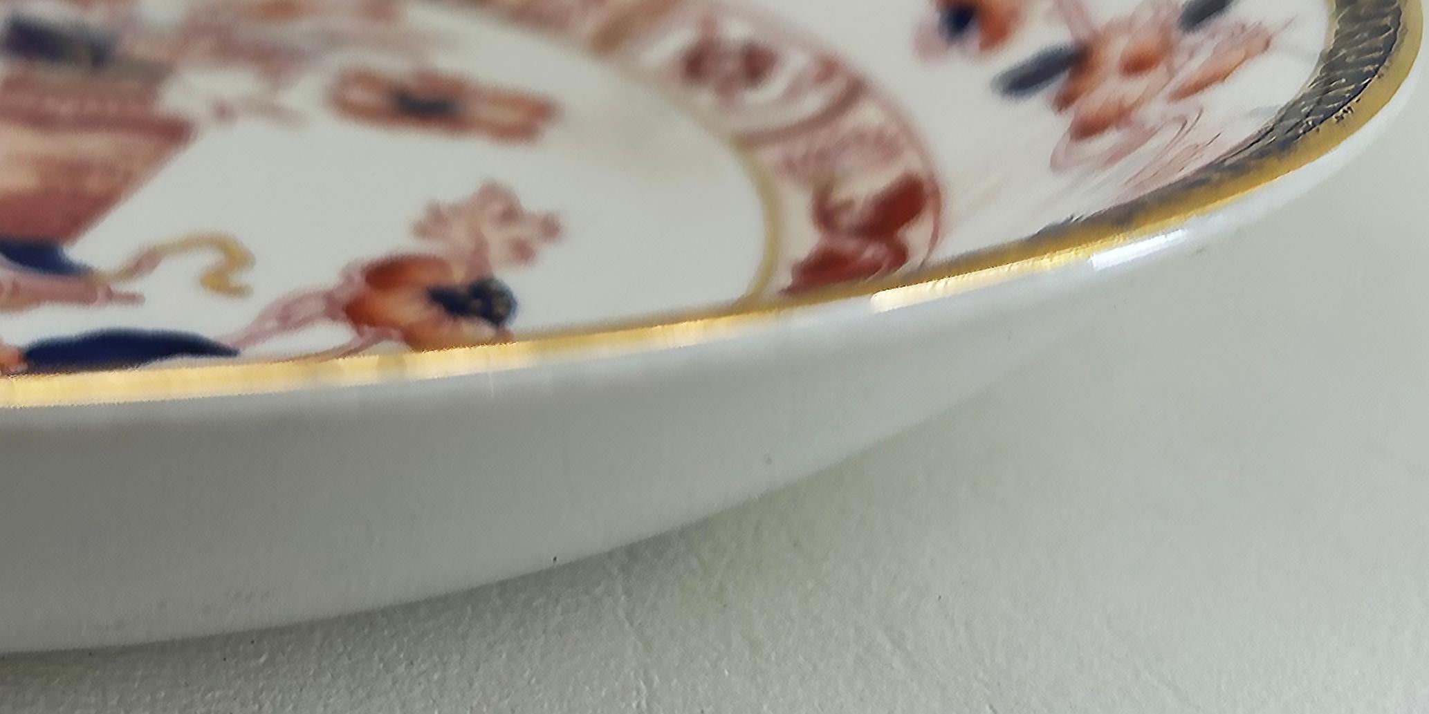 Chinoiseries Assiette en porcelaine rouge, bleue et dorée de Chinoiserie, marquée de façon illisible en vente
