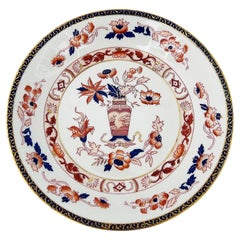Chinoiserie-Teller aus Porzellan mit rotem, blauem und vergoldetem Dekor, unleserlich gestempelt