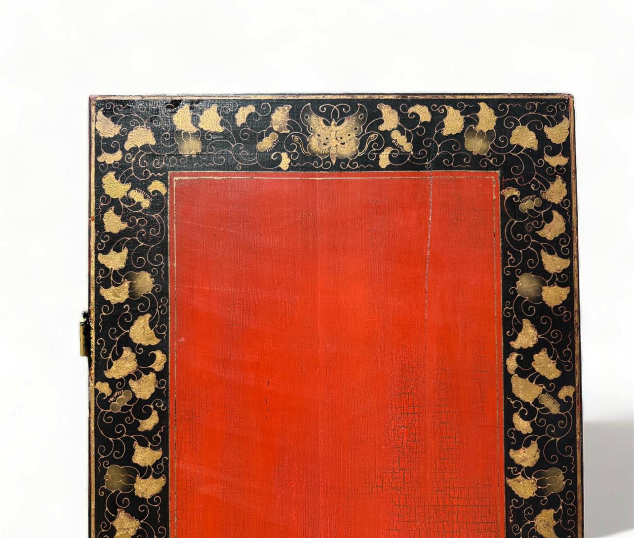 Paravento a 4 pannelli in lacca dipinta in rosso e oro con bordo nero e oro in vendita 6