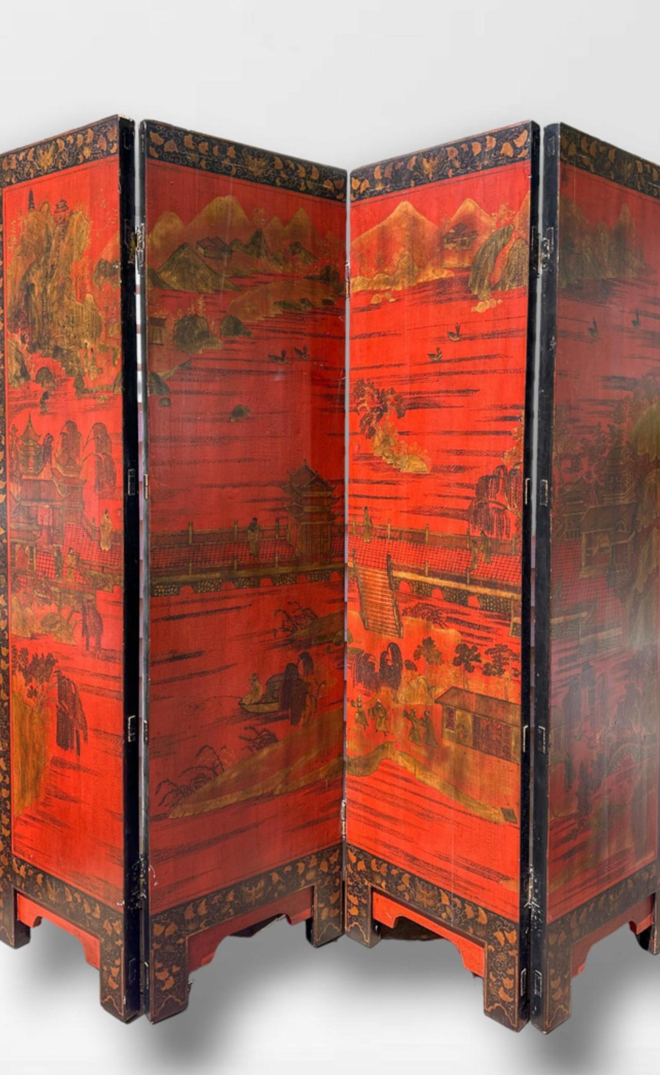 solo in questo paravento cinese dipinto d'epoca di ottima fattura. realizzato a Hong Kong, all'inizio del XX secolo.
Questo paravento in lacca dipinta in rosso e oro con bordo nero e oro è composto da quattro pannelli. 
Bellissimo paesaggio dorato