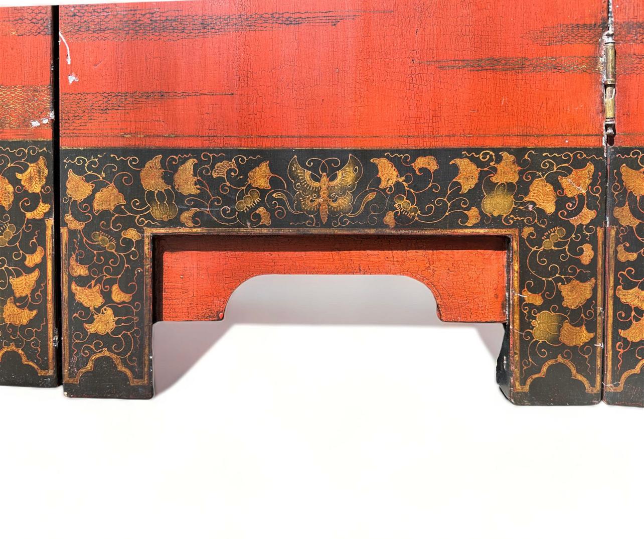 Legno Paravento a 4 pannelli in lacca dipinta in rosso e oro con bordo nero e oro in vendita