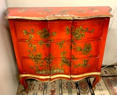 Chinoiserie Kommode mit drei Schubladen:: roter Lack und vergoldetes Paket