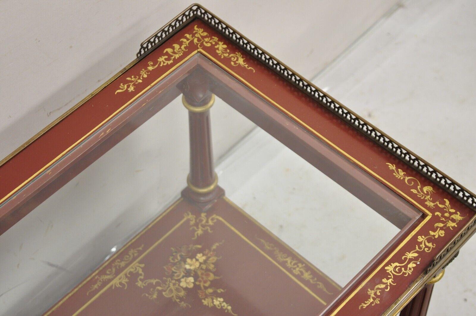 Table basse chinoiserie rouge laquée et peinte en doré d'Asie orientale avec plateau en verre en vente 5
